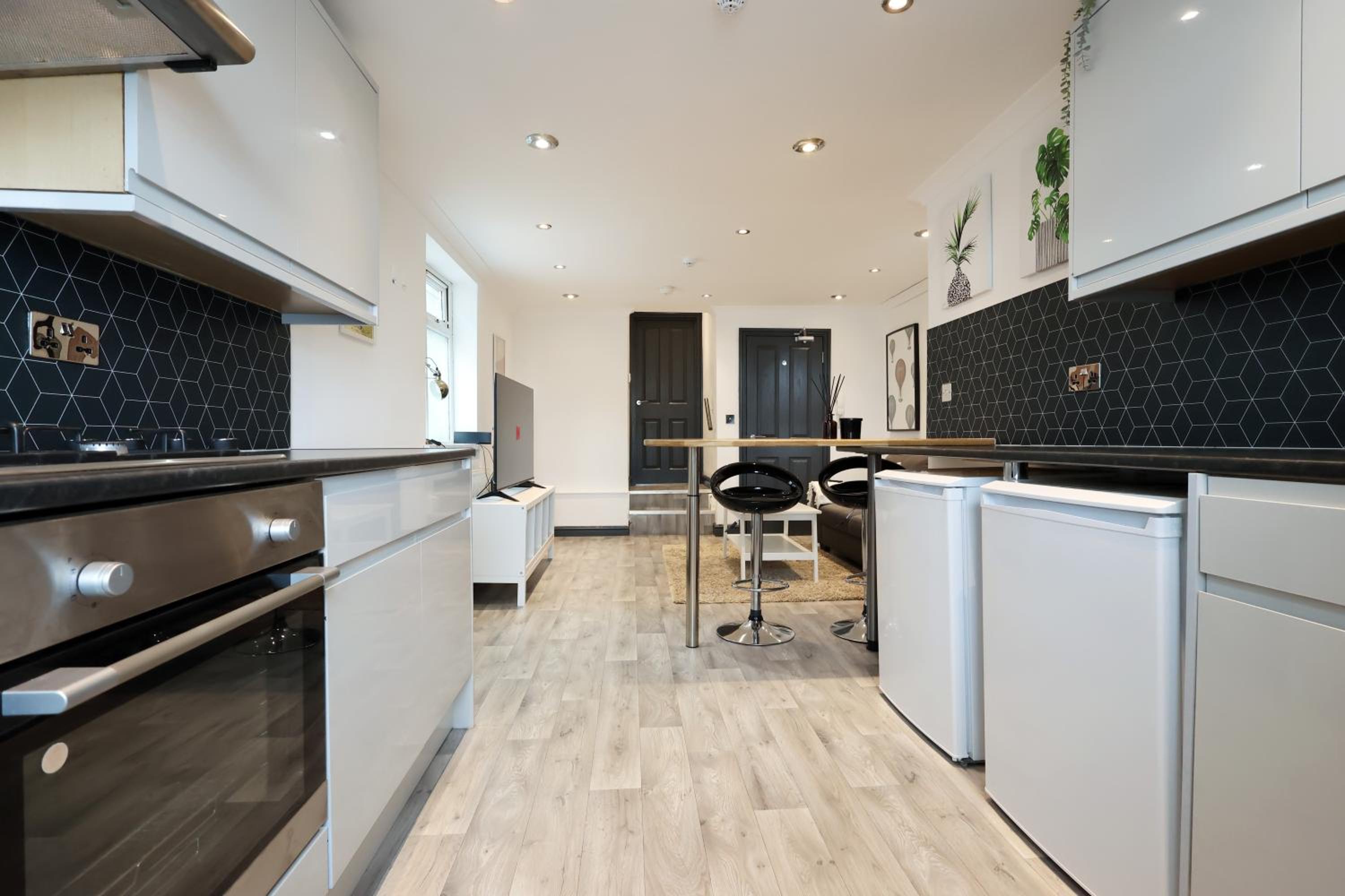 Central Cardiff 3-Bed Apartment Fibre WiFi Street Parking