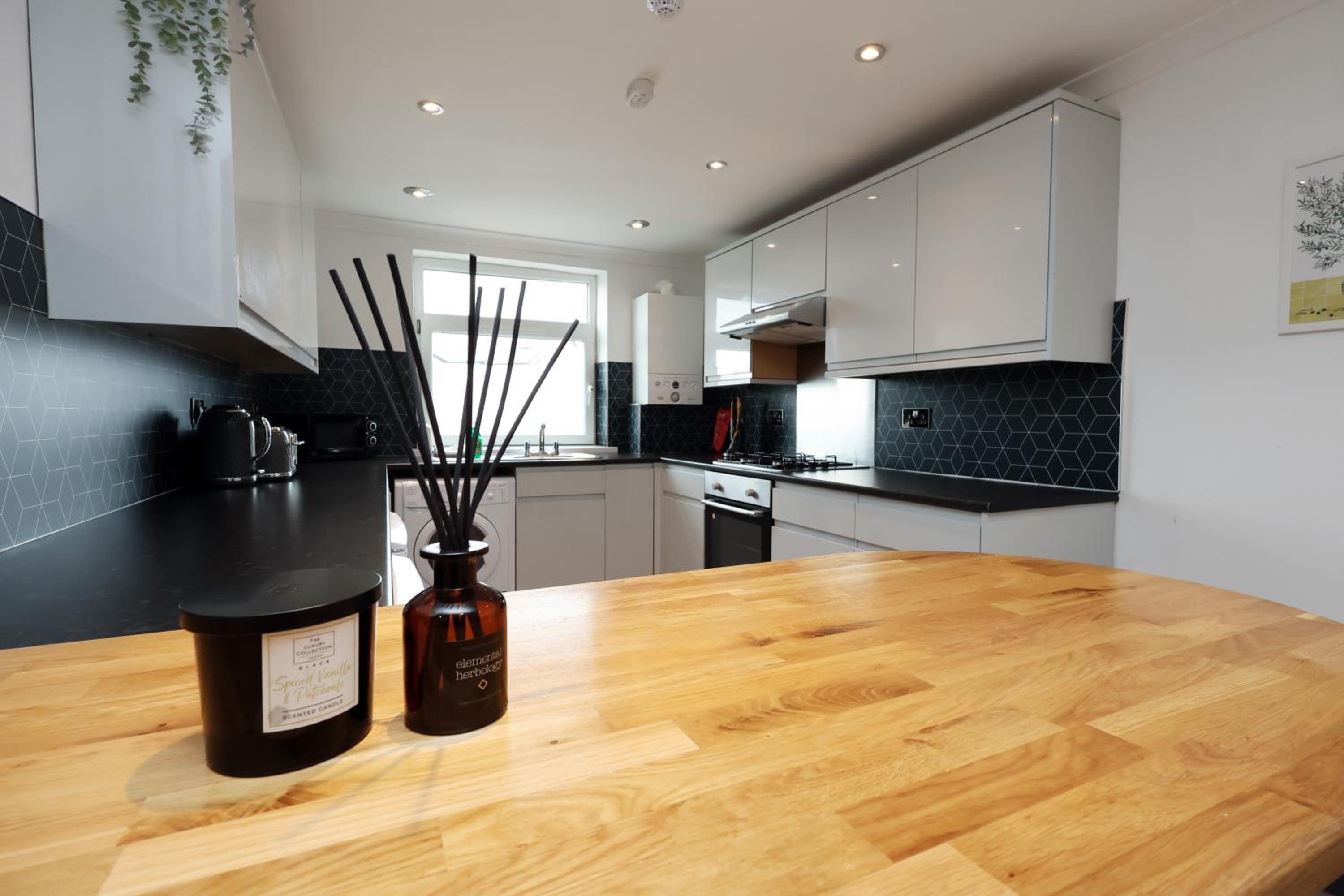 Central Cardiff 3-Bed Apartment Fibre WiFi Street Parking