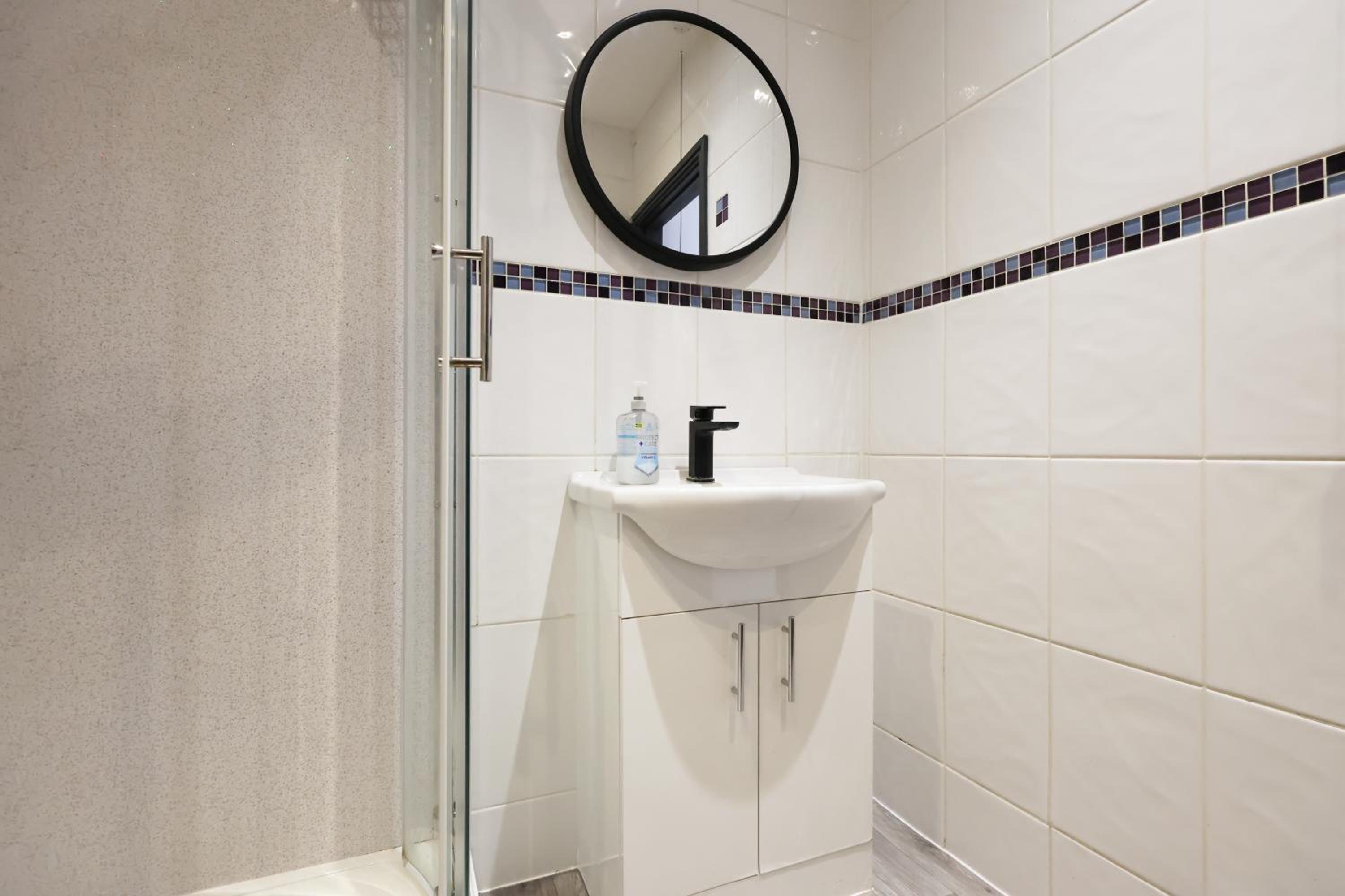Central Cardiff 3-Bed Apartment Fibre WiFi Street Parking