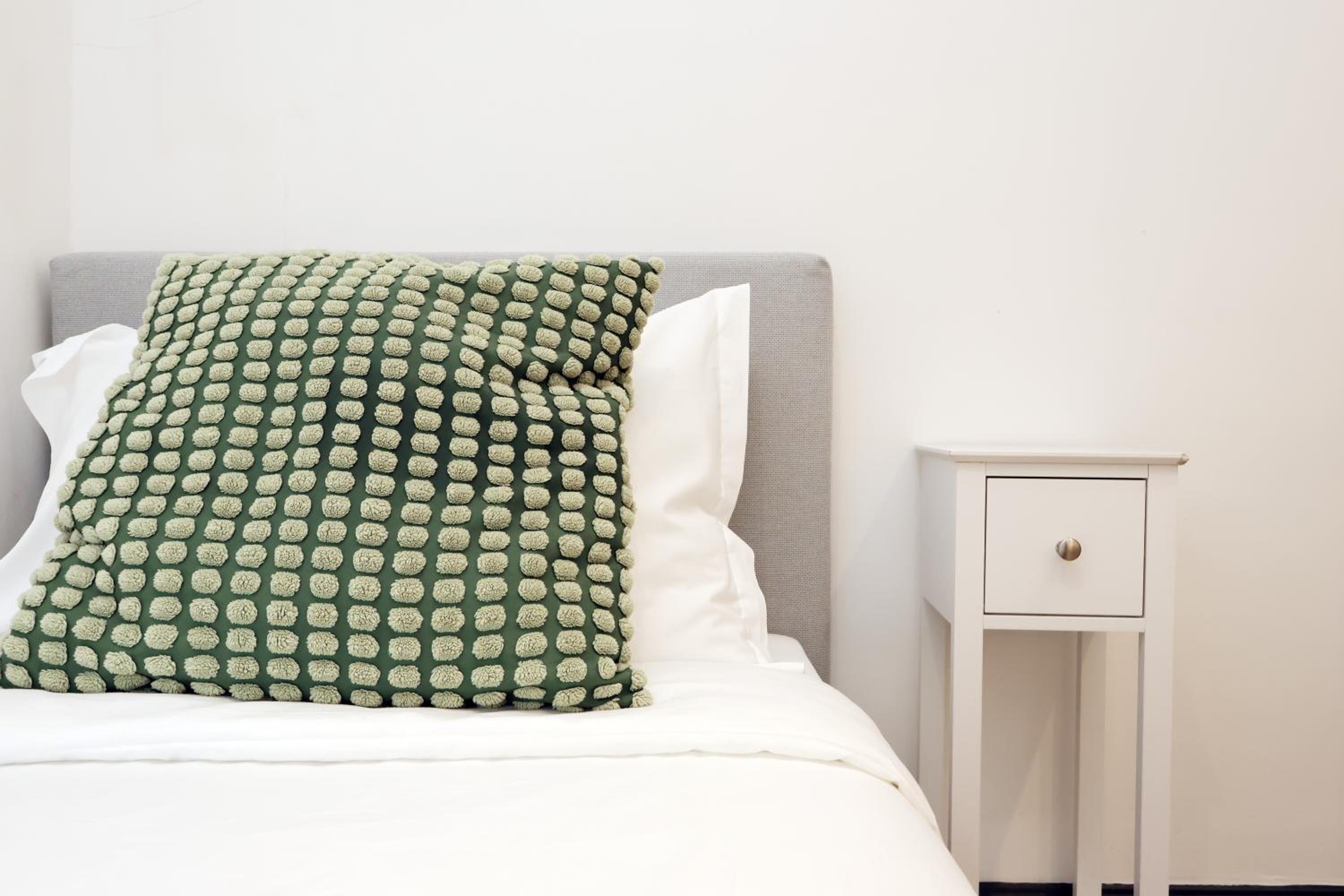 Central Cardiff 3-Bed Apartment Fibre WiFi Street Parking