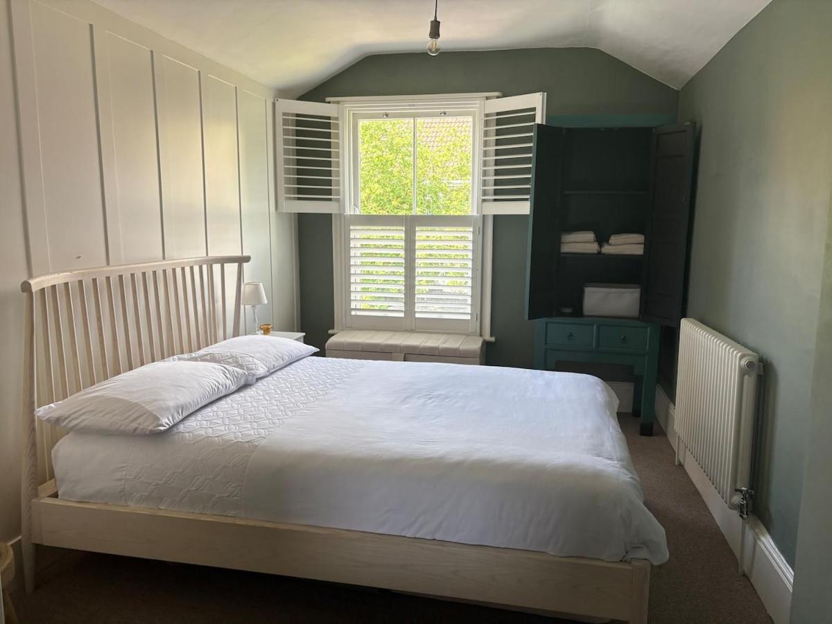 Pretty period property sleeps 4 guests with shared garden