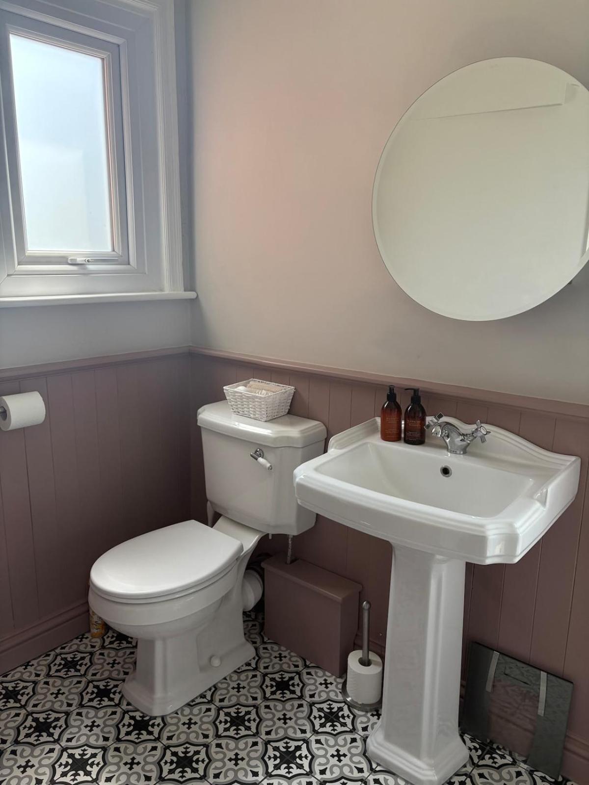 Pretty period property sleeps 4 guests with shared garden