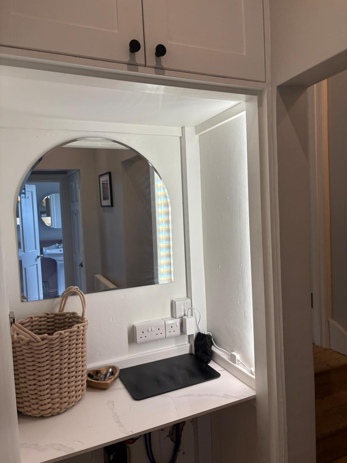 Pretty period property sleeps 4 guests with shared garden