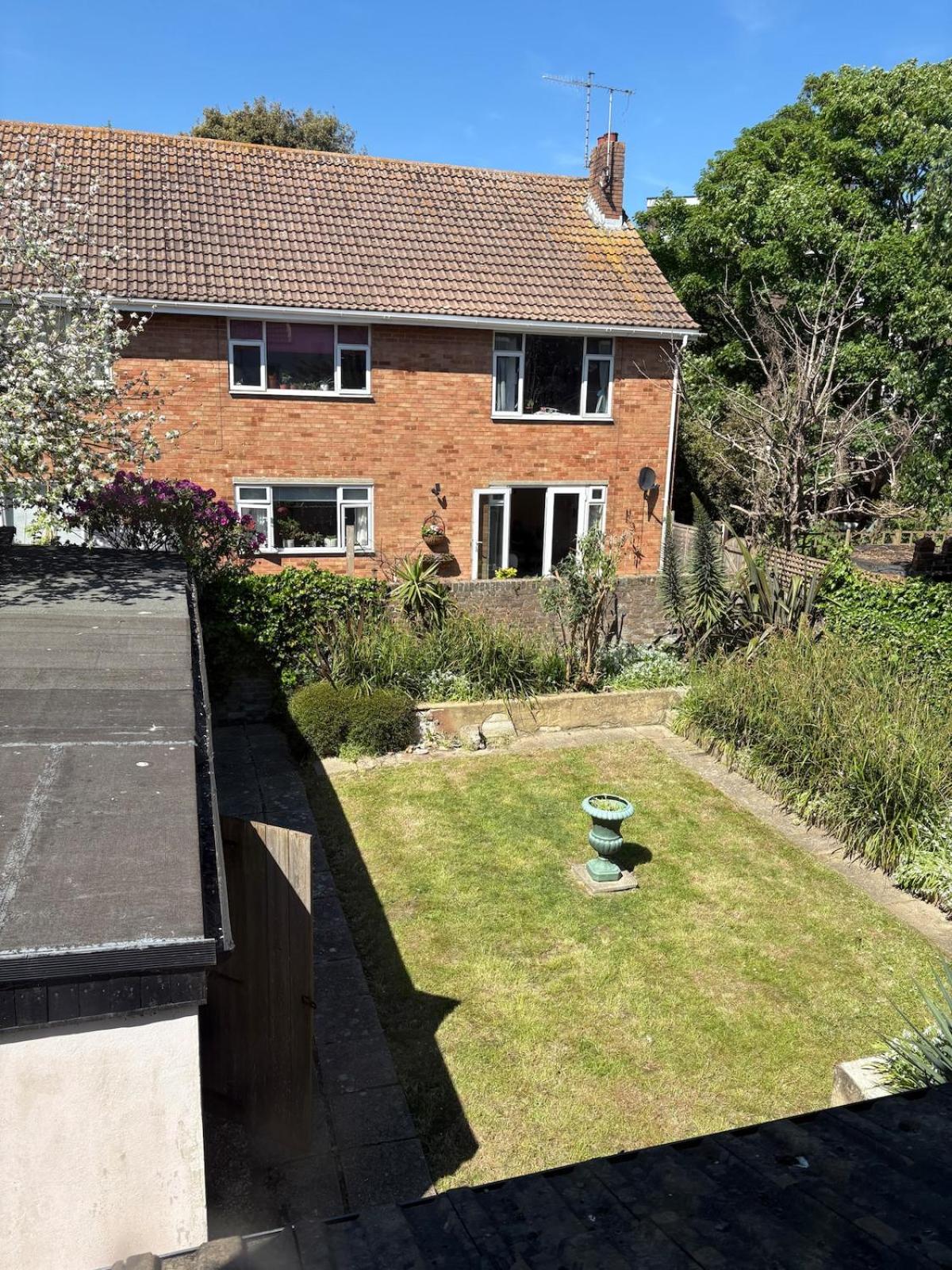 Pretty period property sleeps 4 guests with shared garden