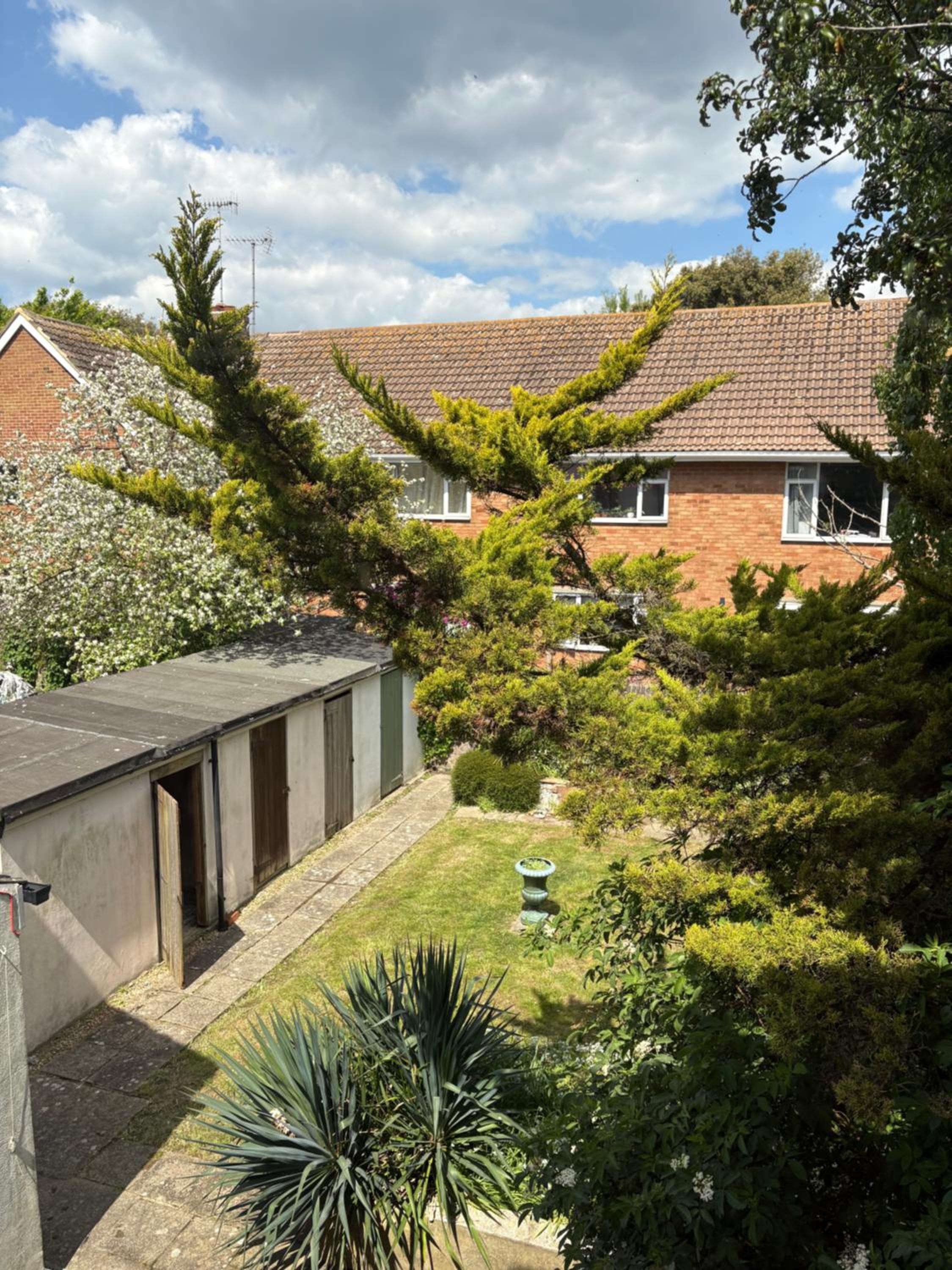 Pretty period property sleeps 4 guests with shared garden