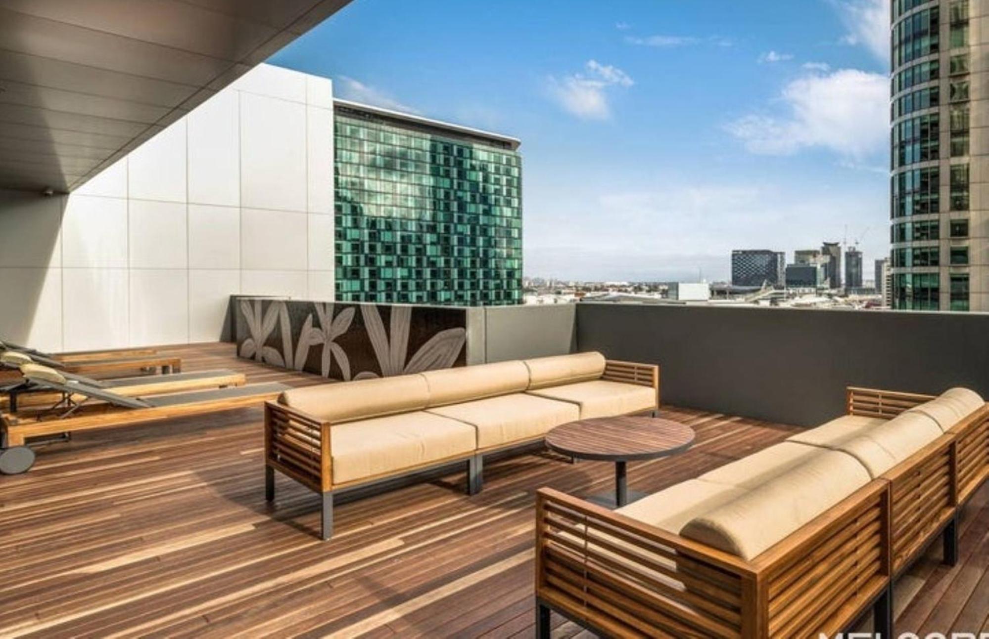 Elegant Southbank Escape Apartment with Balcony