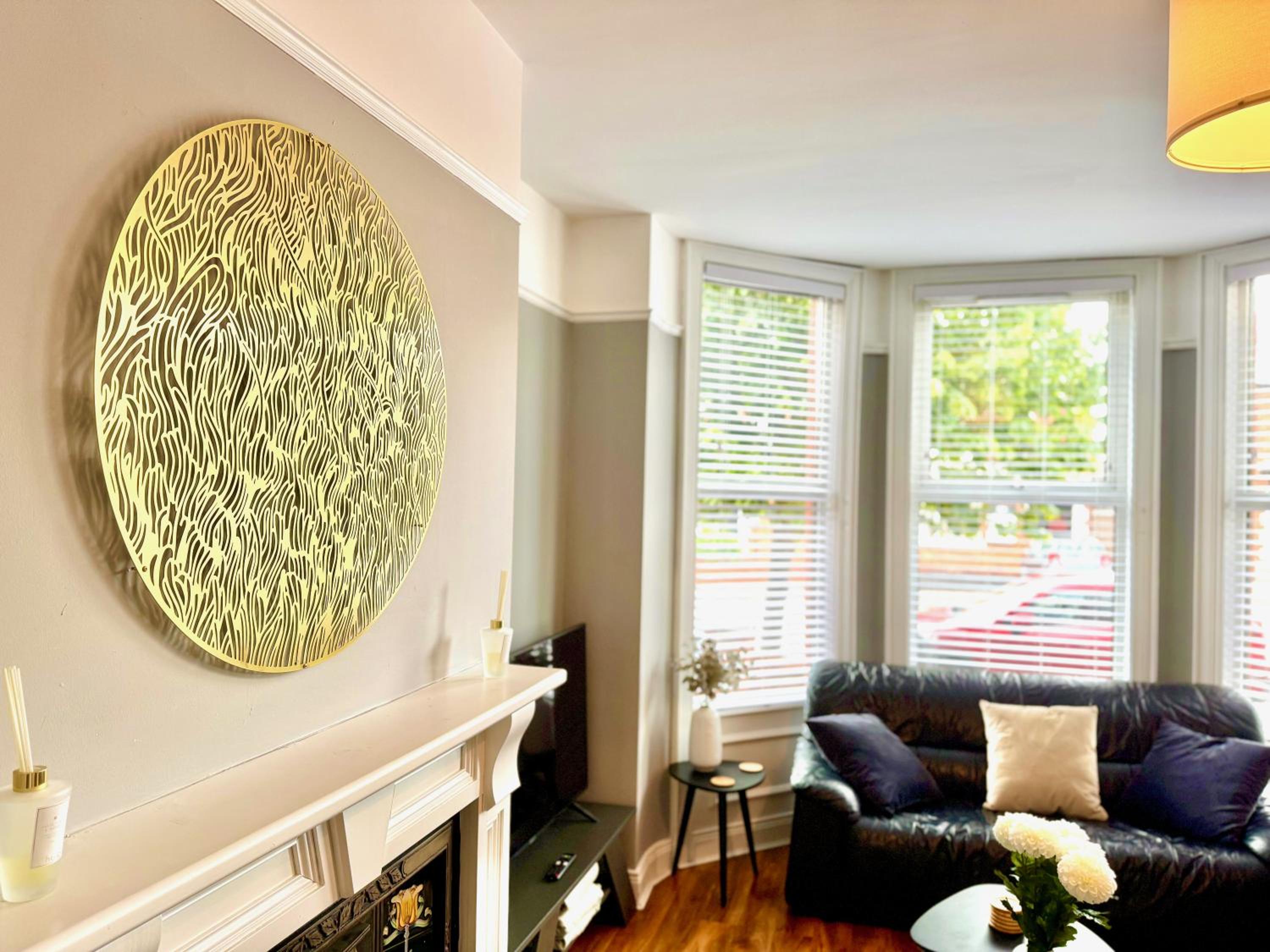 The Urban Oasis - Great location near Pubs, Restaurants and more! Bus links on doorstep