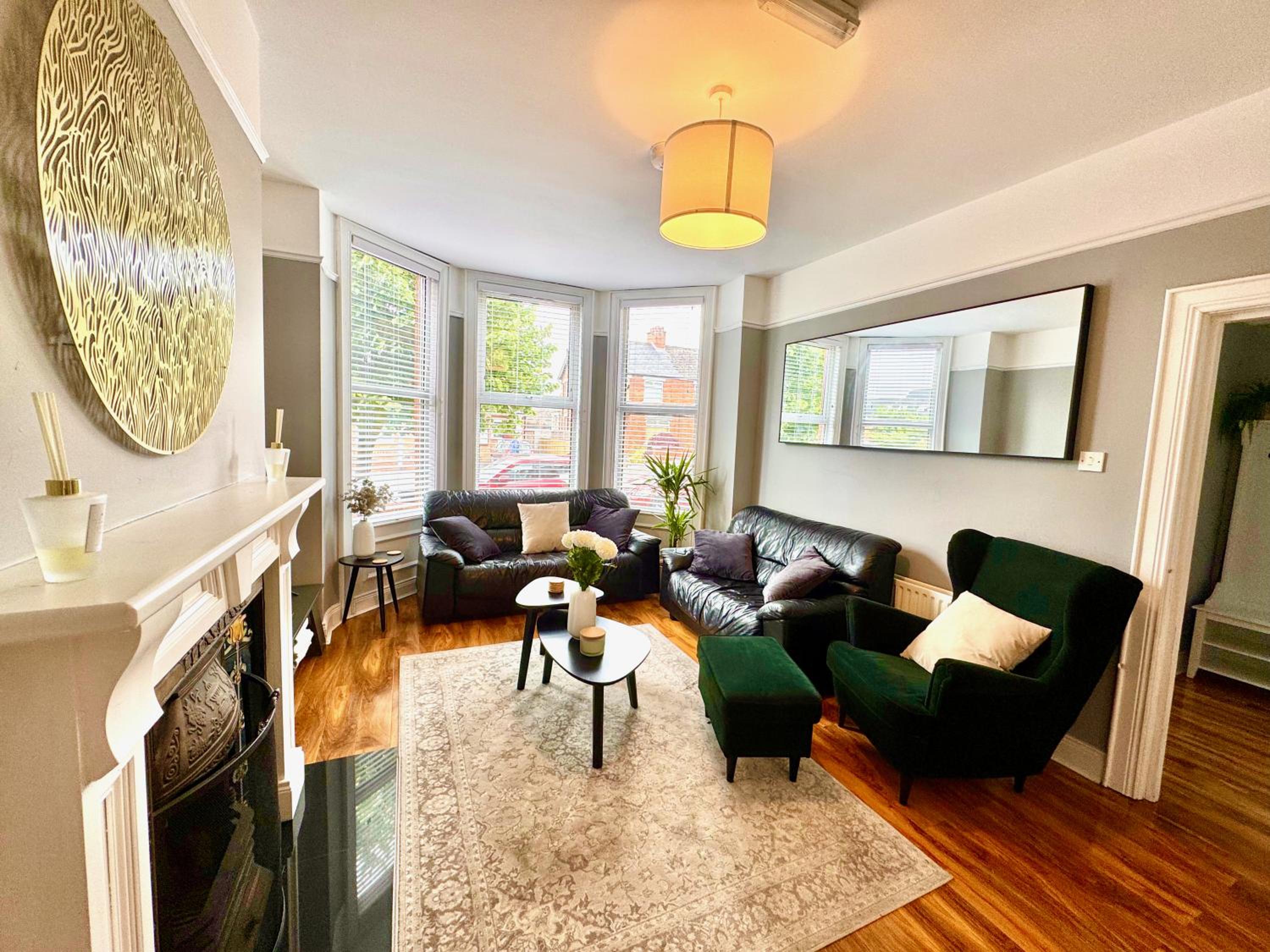 The Urban Oasis - Great location near Pubs, Restaurants and more! Bus links on doorstep