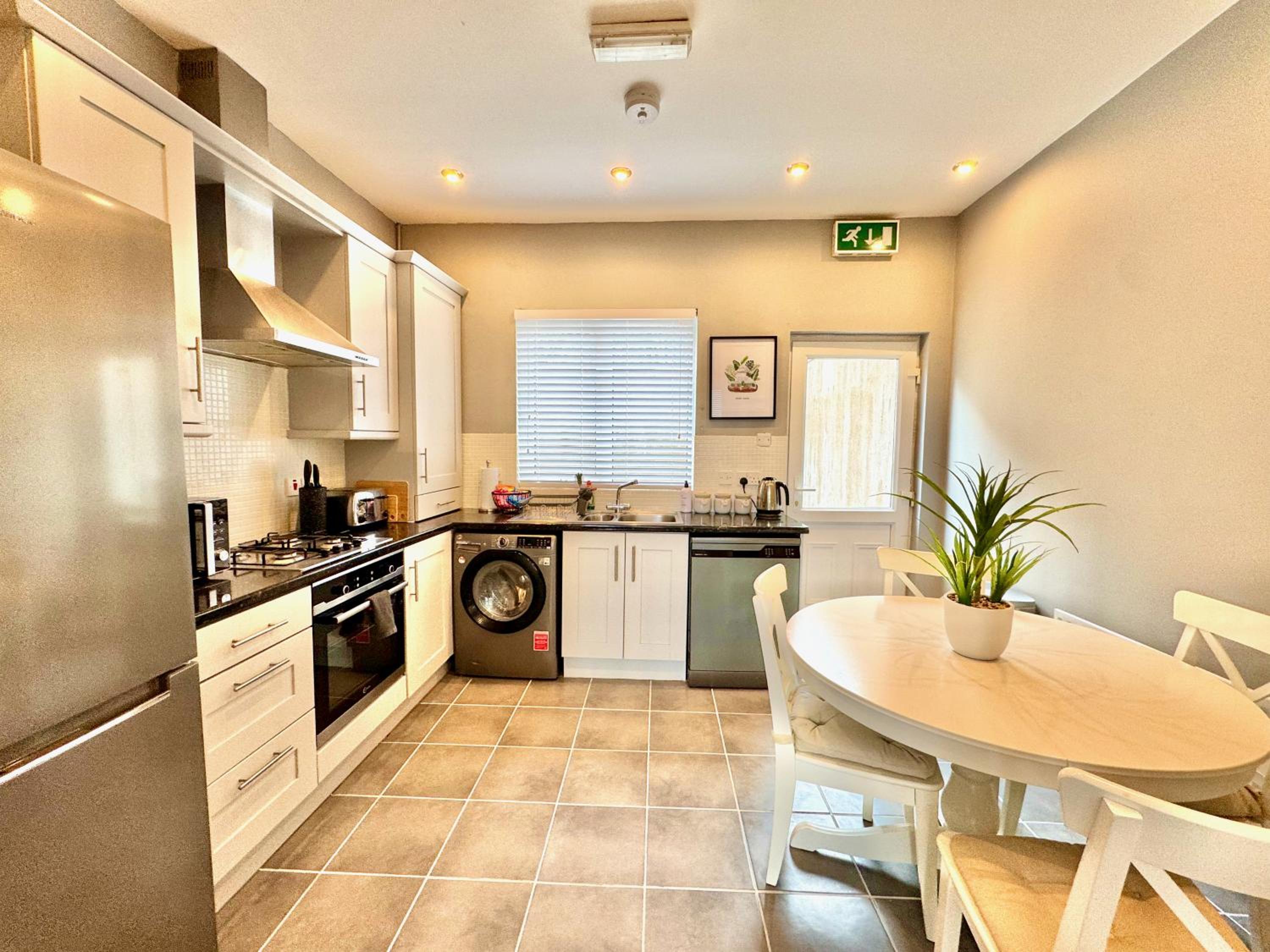 The Urban Oasis - Great location near Pubs, Restaurants and more! Bus links on doorstep