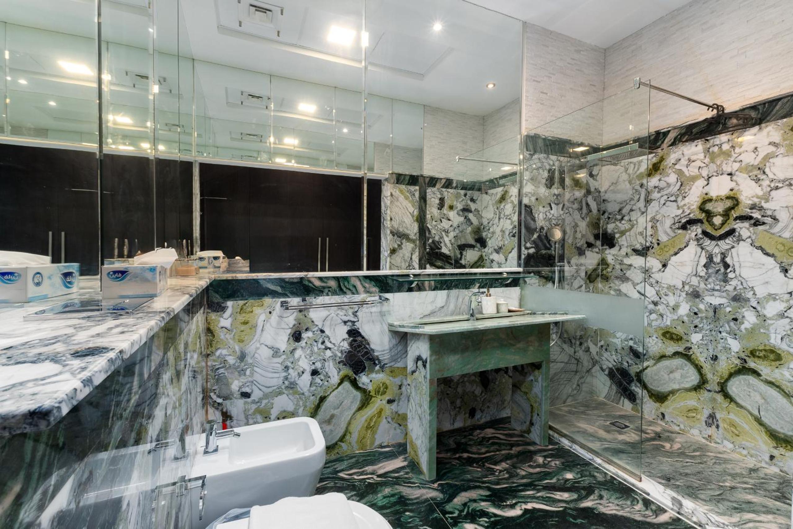 Cayan Tower Dubai Marina - Mint Stay