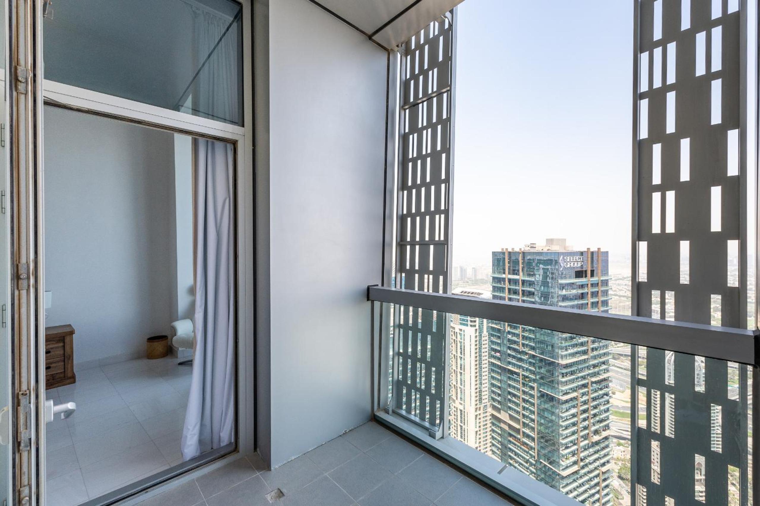Cayan Tower Dubai Marina - Mint Stay
