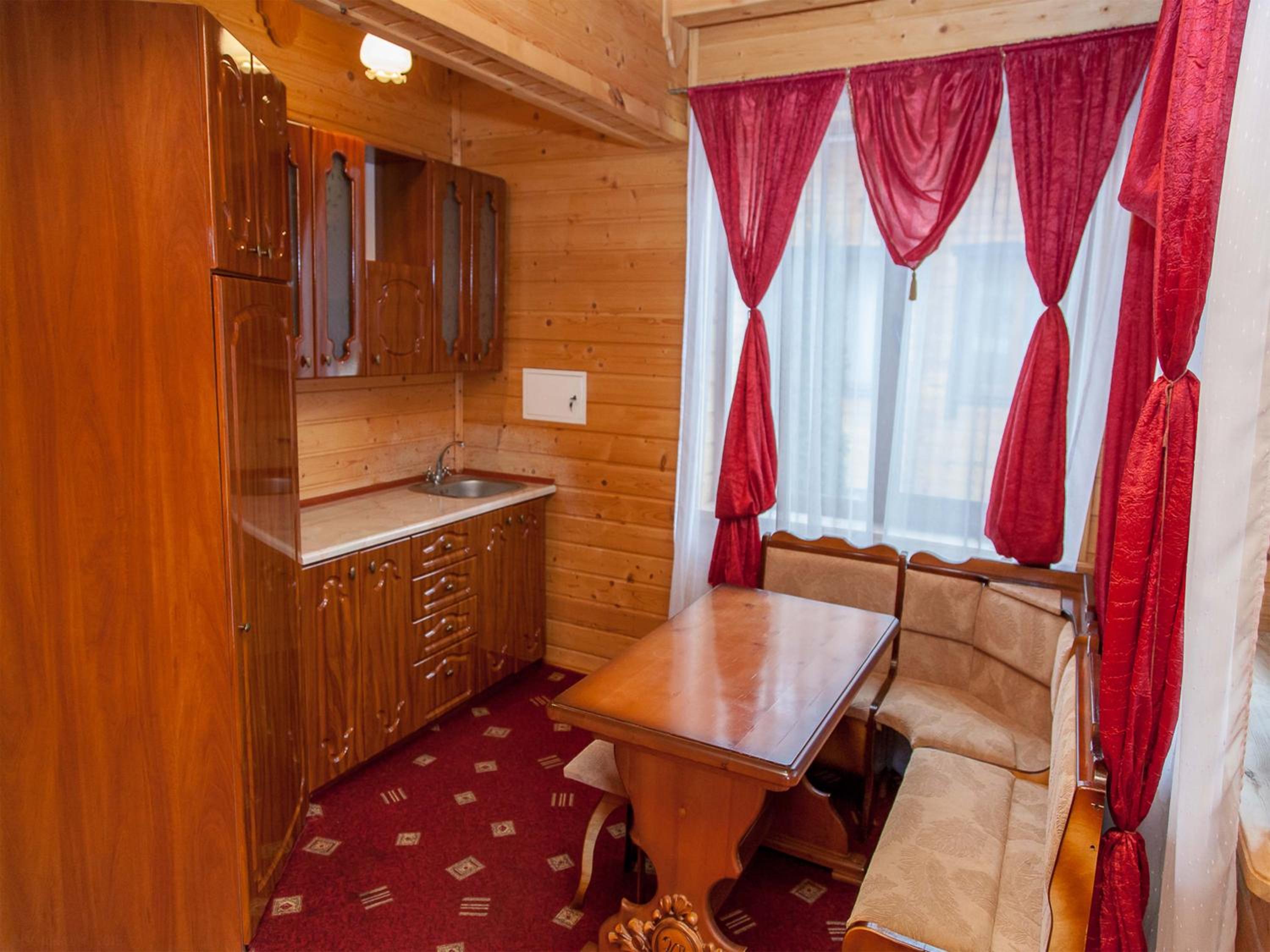 Hotel and restaurant complex Skolmo