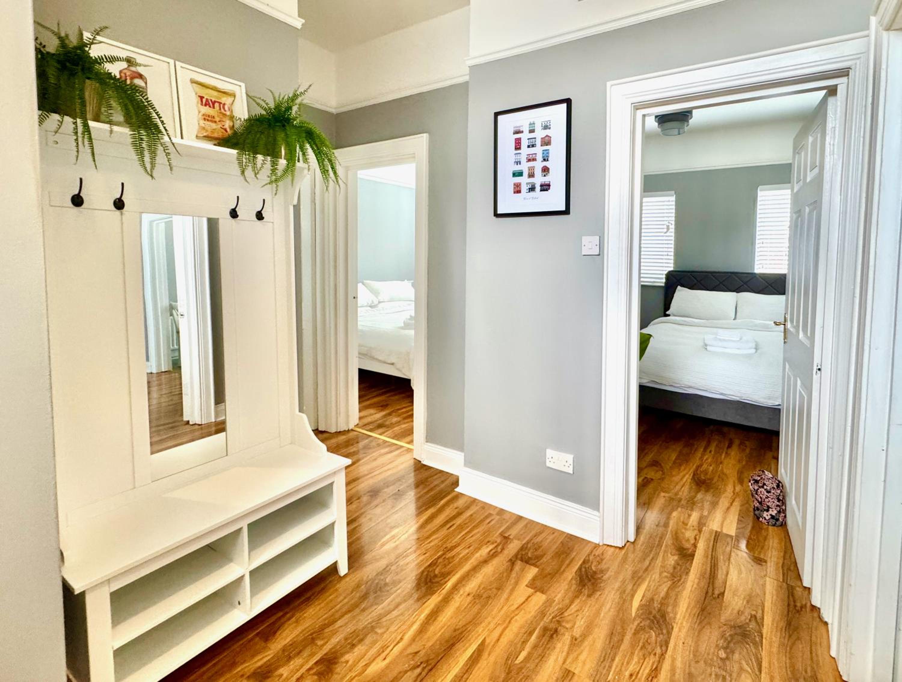 The Urban Oasis - Great location near Pubs, Restaurants and more! Bus links on doorstep
