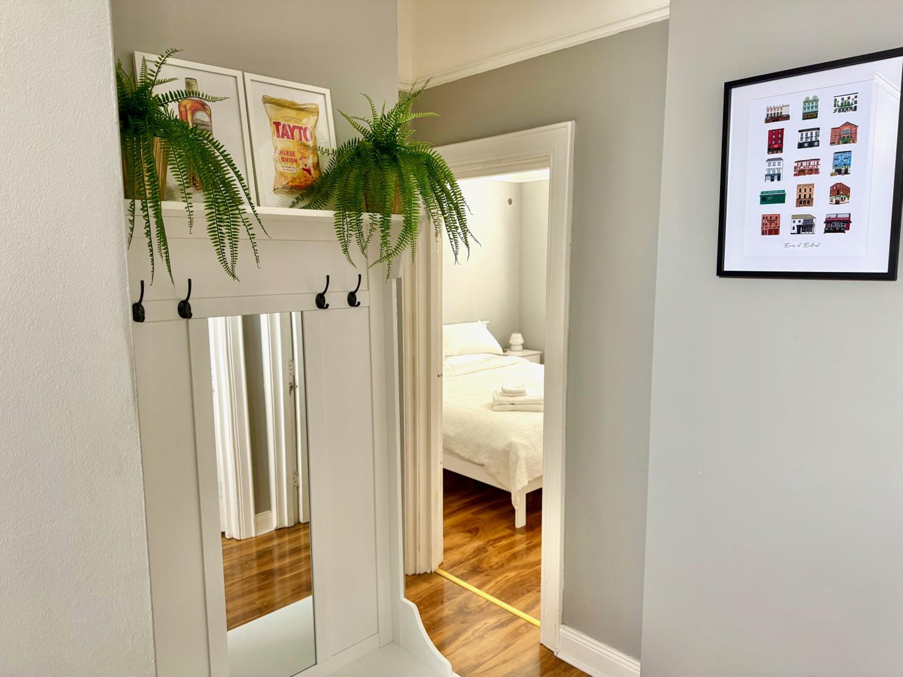 The Urban Oasis - Great location near Pubs, Restaurants and more! Bus links on doorstep