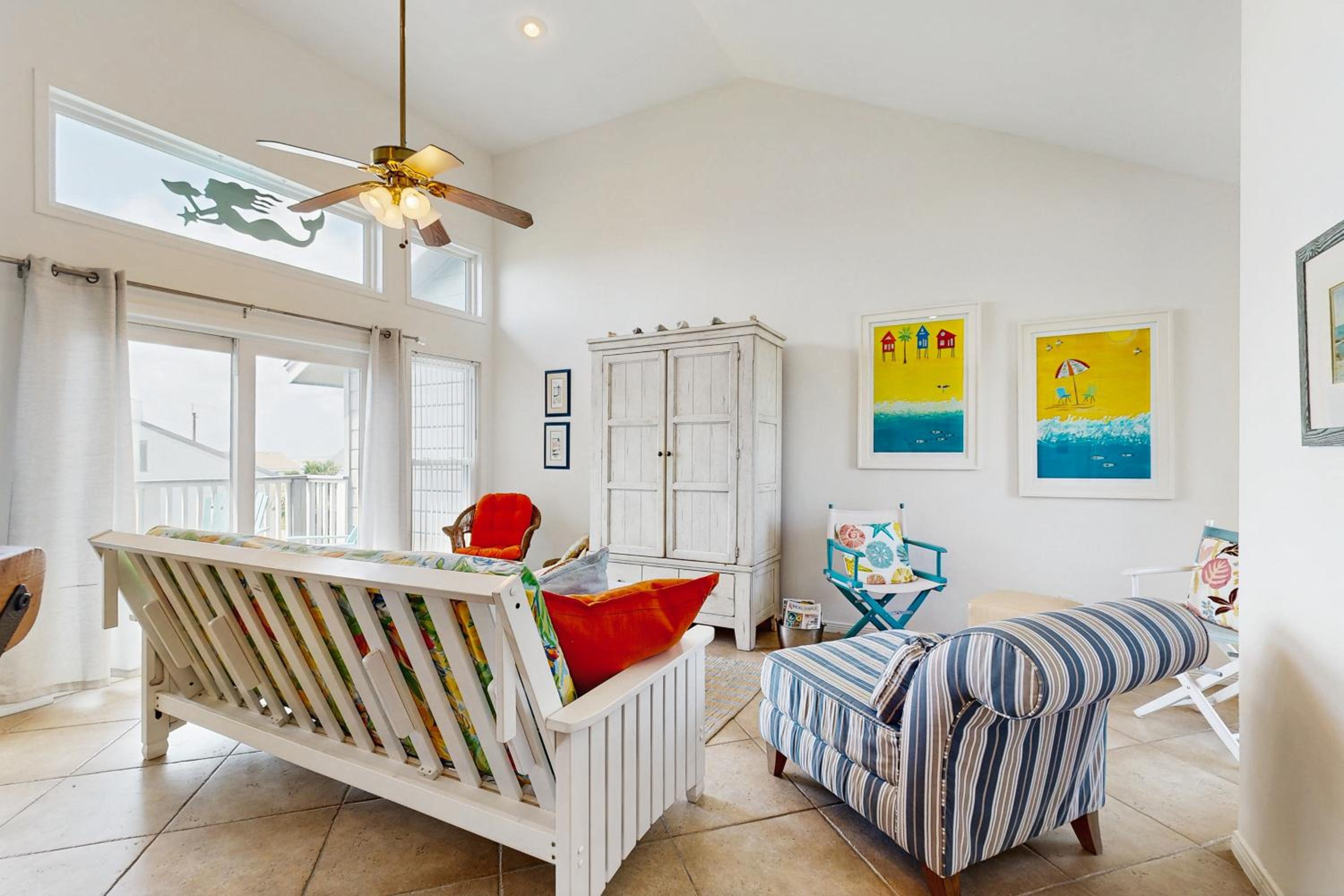 2BR Beach Townhouse with Balcony, Close to Beach