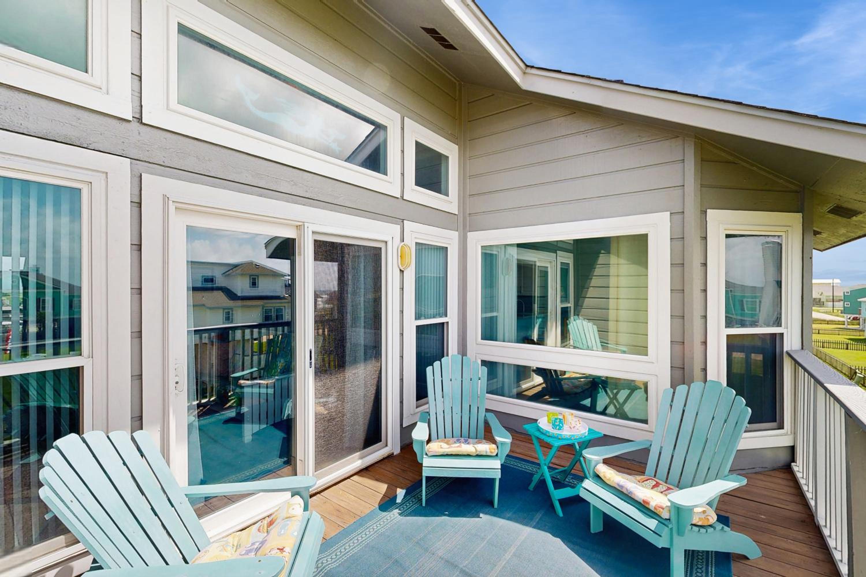 2BR Beach Townhouse with Balcony, Close to Beach