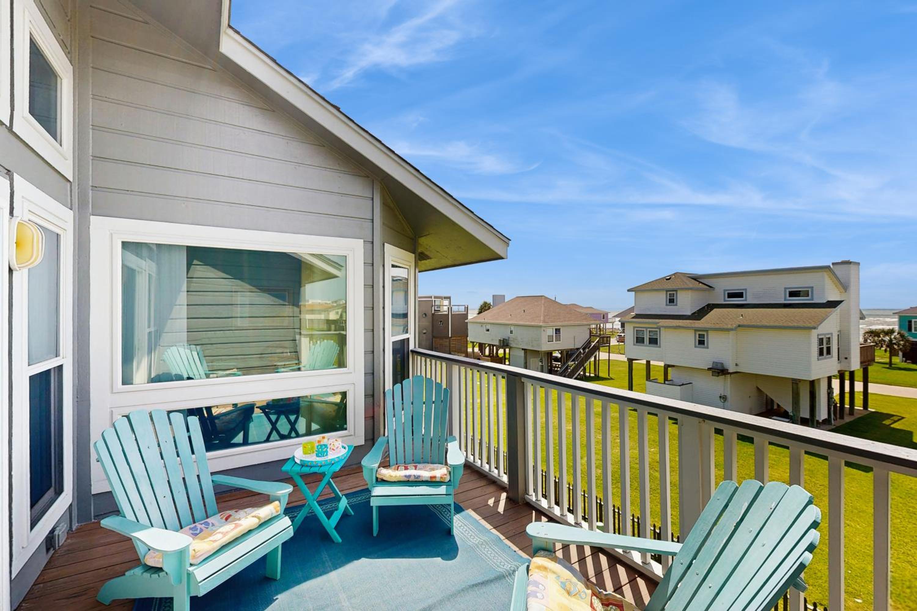 2BR Beach Townhouse with Balcony, Close to Beach