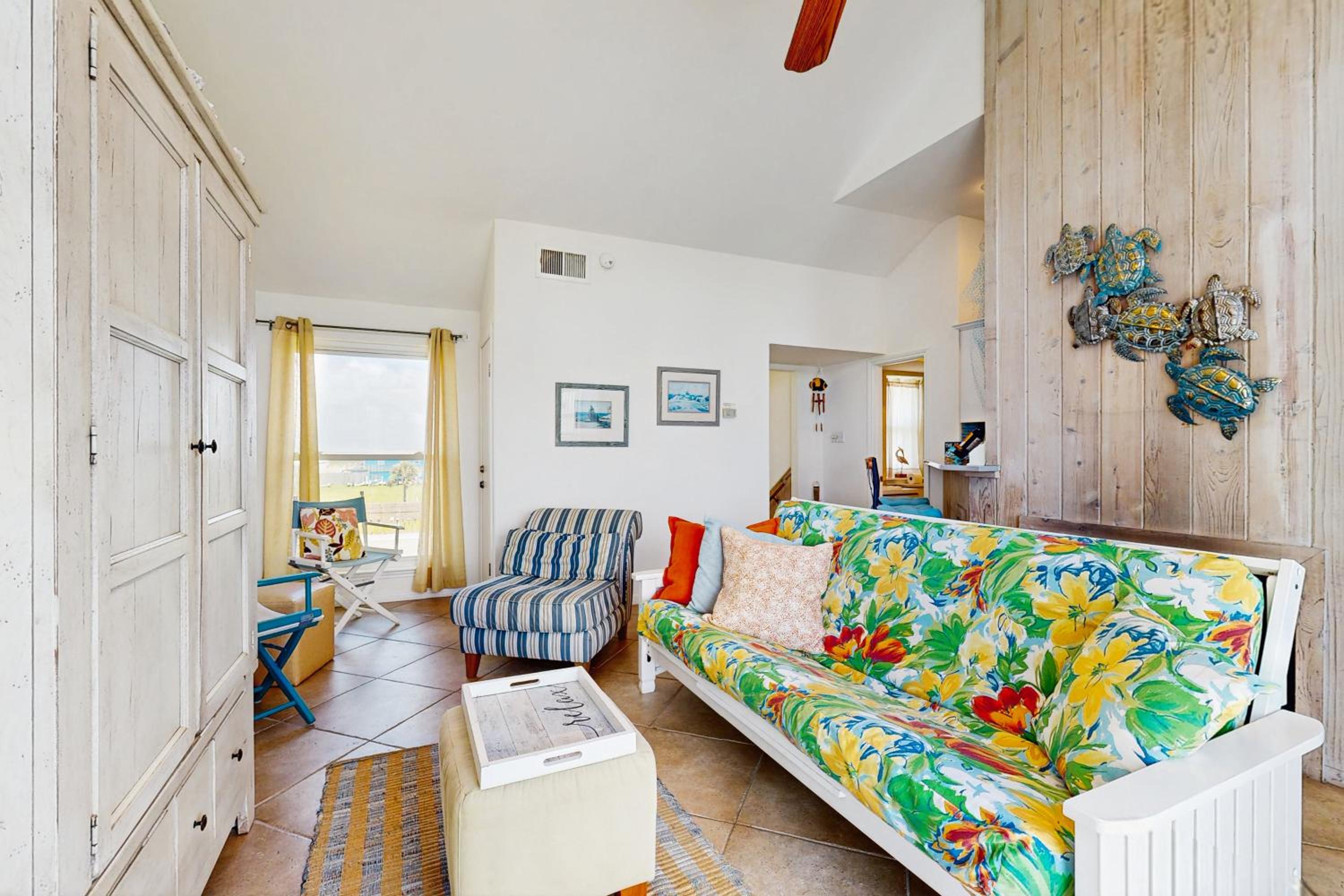 2BR Beach Townhouse with Balcony, Close to Beach