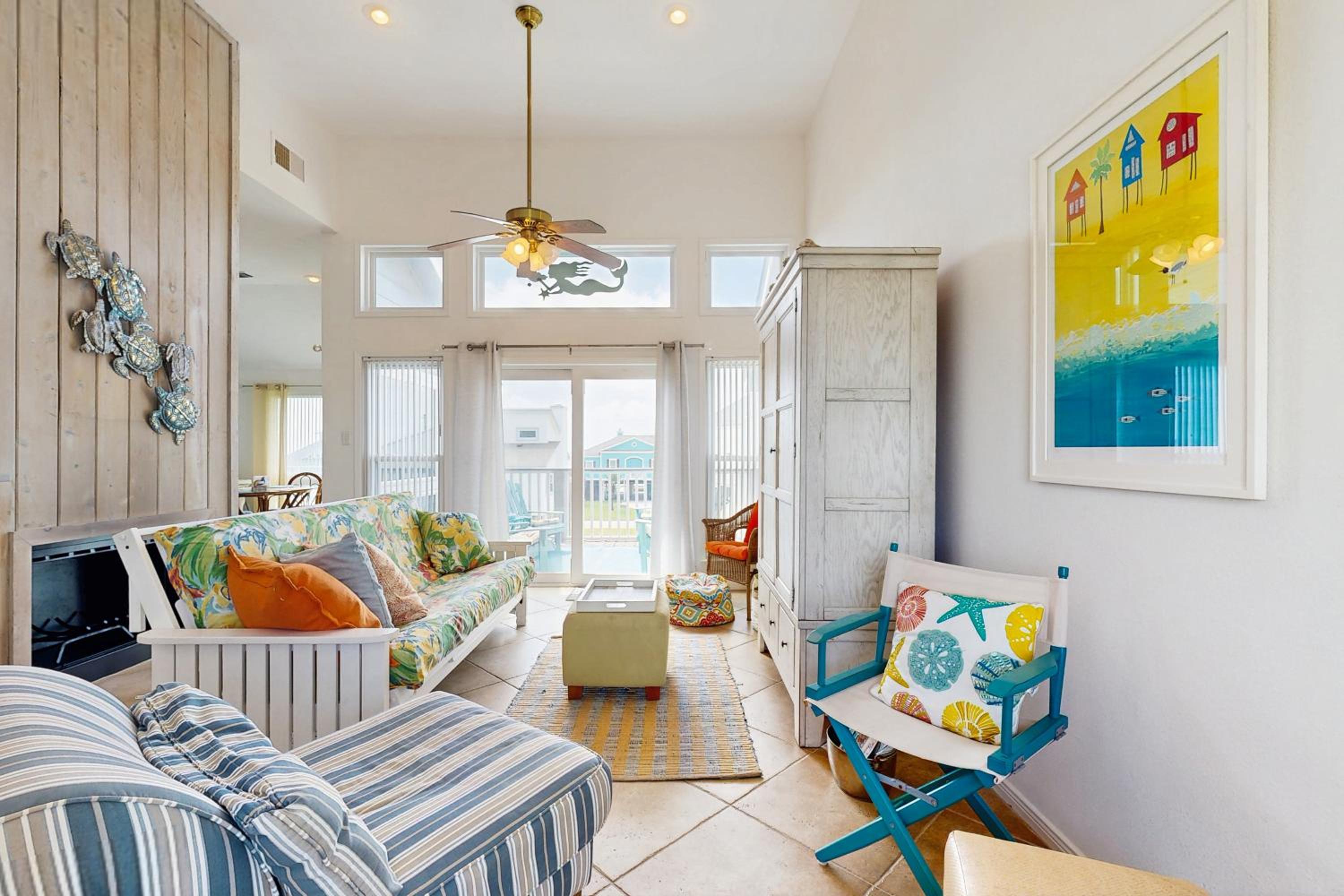 2BR Beach Townhouse with Balcony, Close to Beach