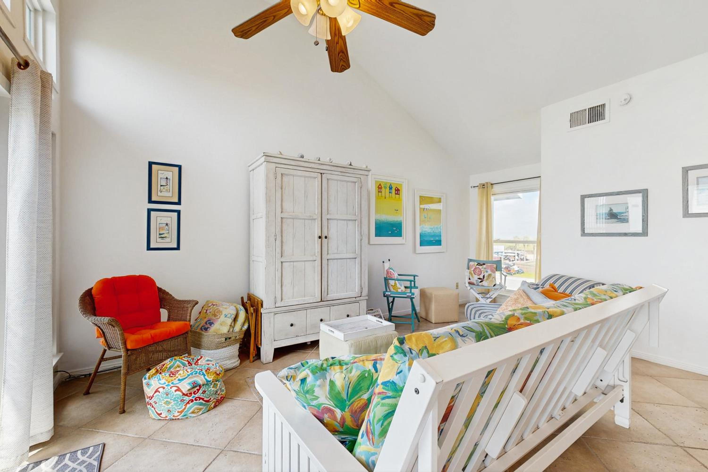 2BR Beach Townhouse with Balcony, Close to Beach
