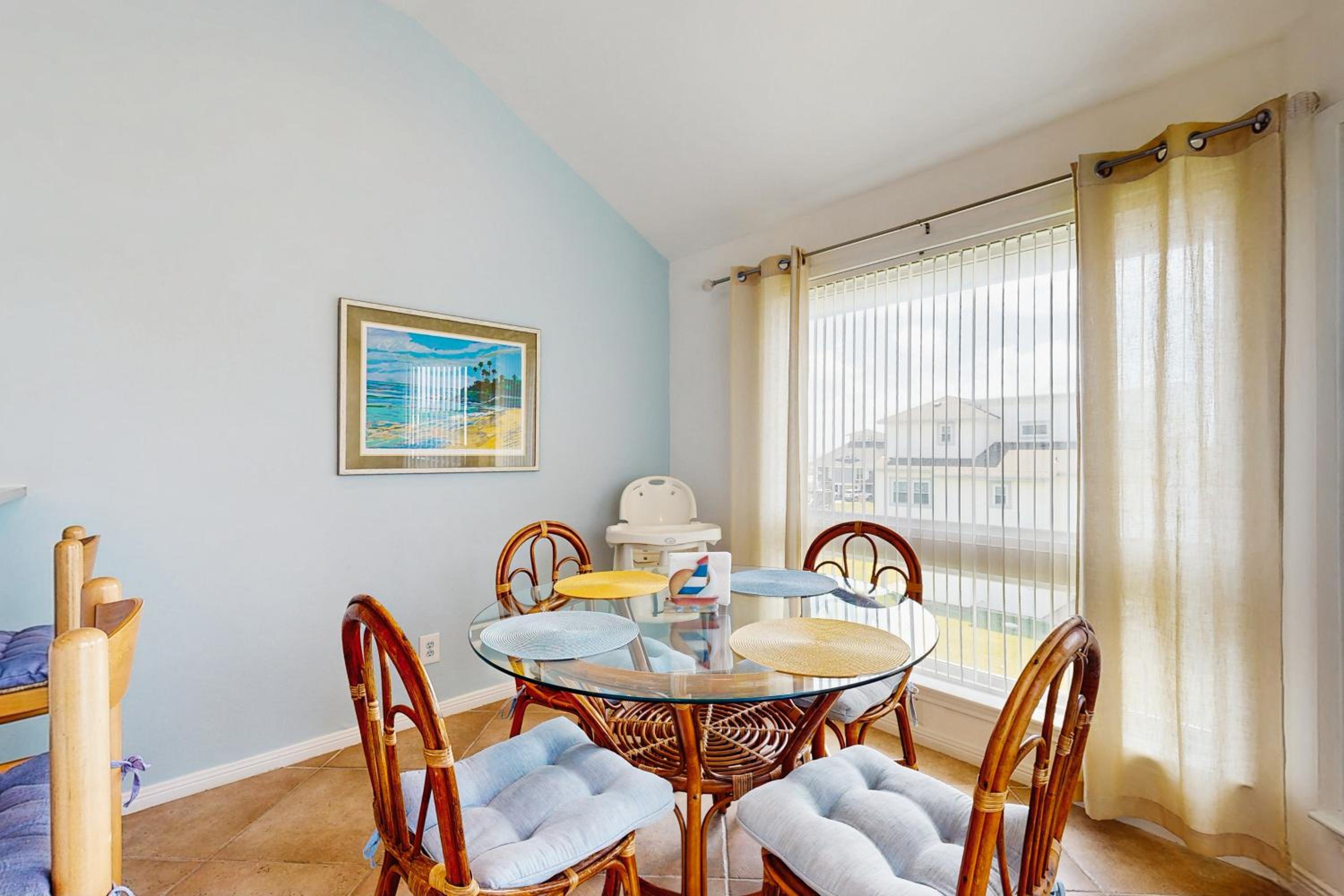 2BR Beach Townhouse with Balcony, Close to Beach