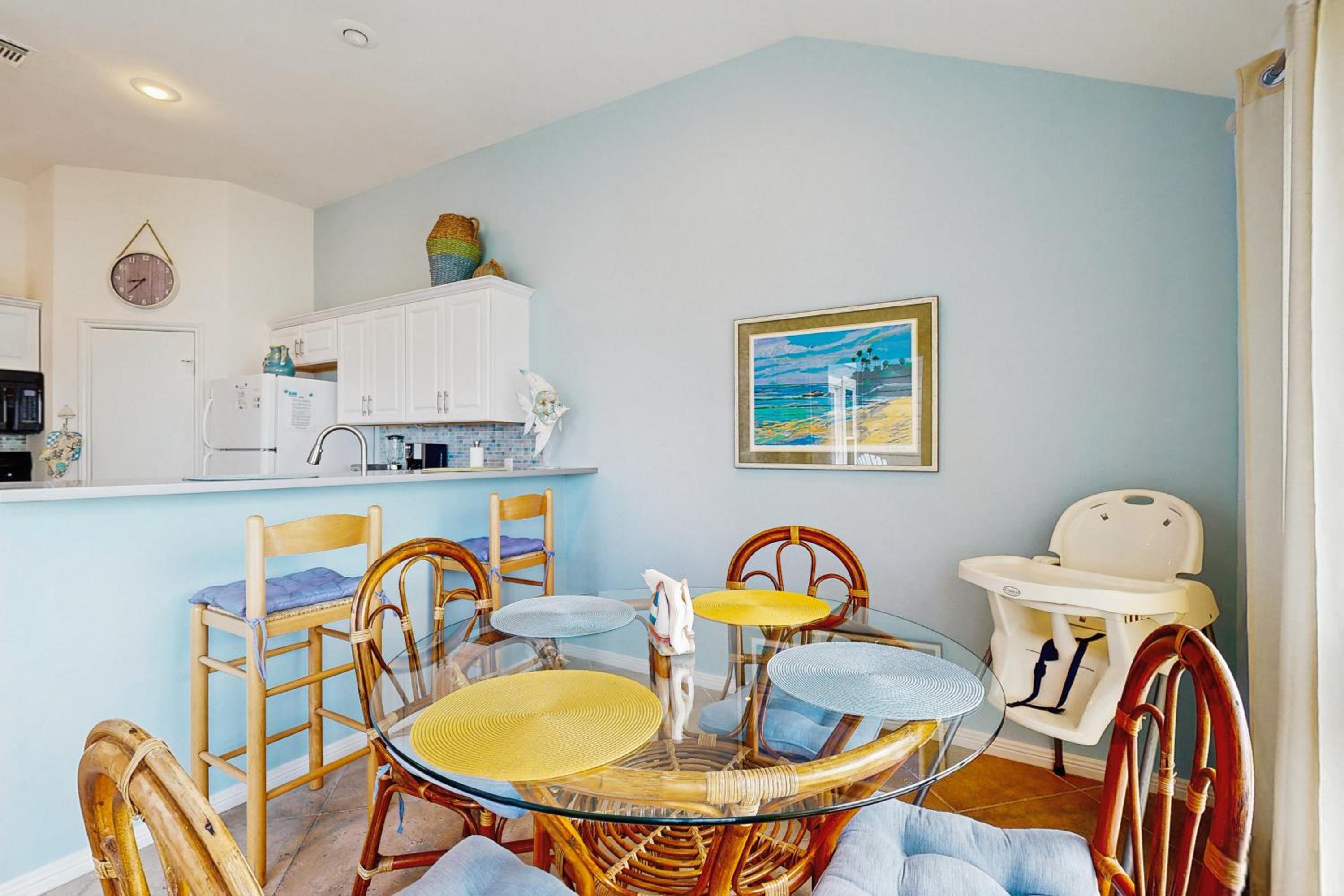 2BR Beach Townhouse with Balcony, Close to Beach