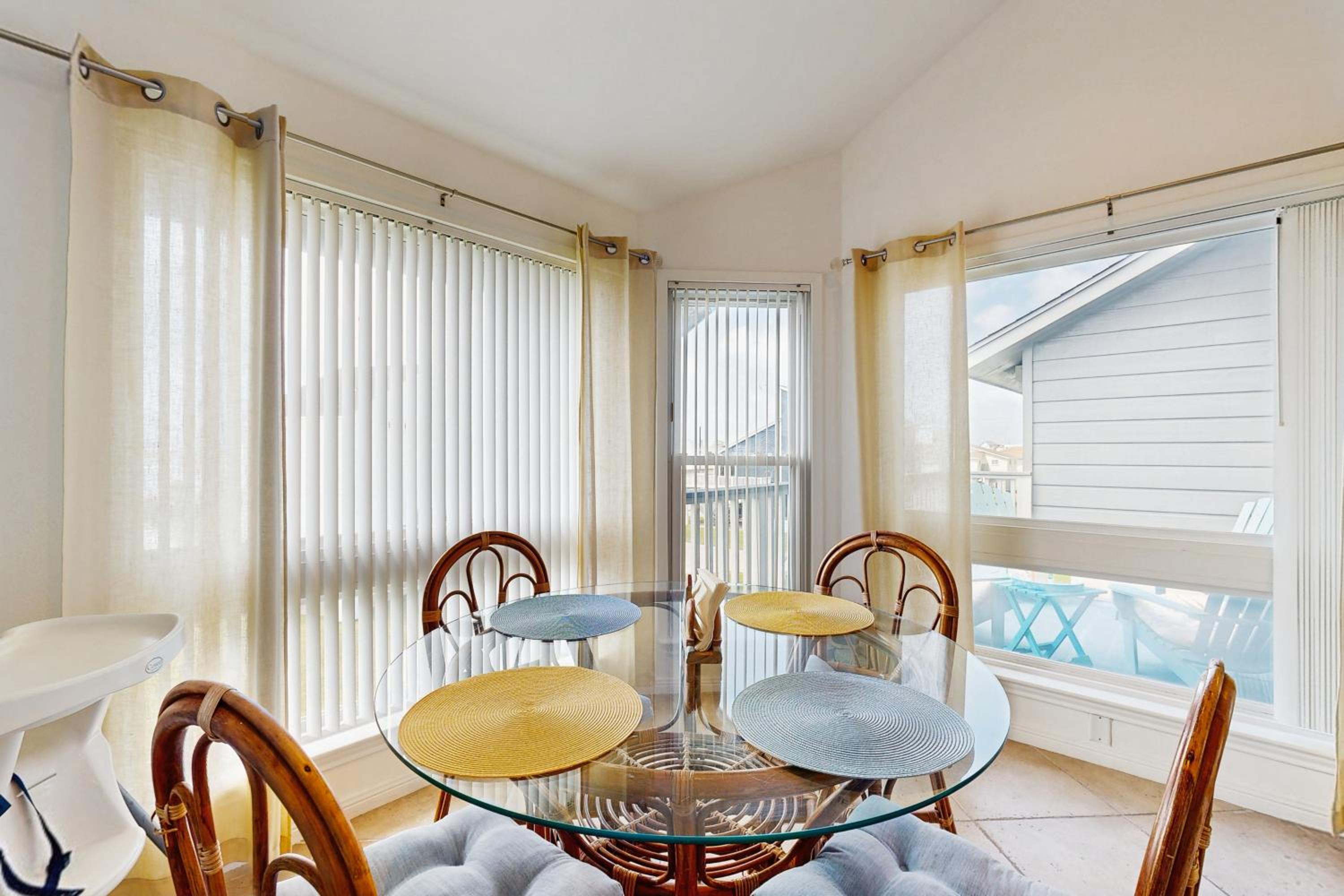 2BR Beach Townhouse with Balcony, Close to Beach