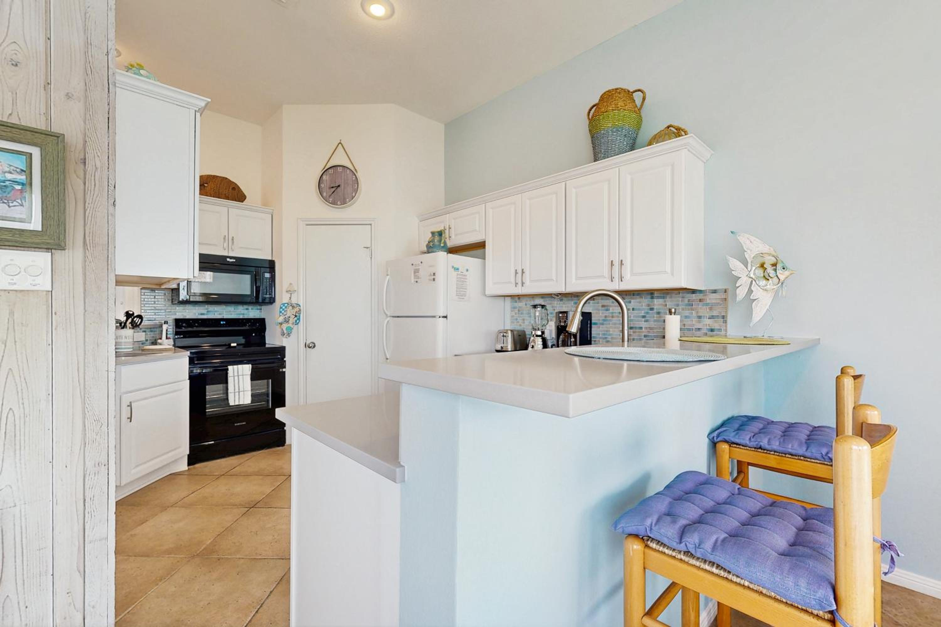 2BR Beach Townhouse with Balcony, Close to Beach