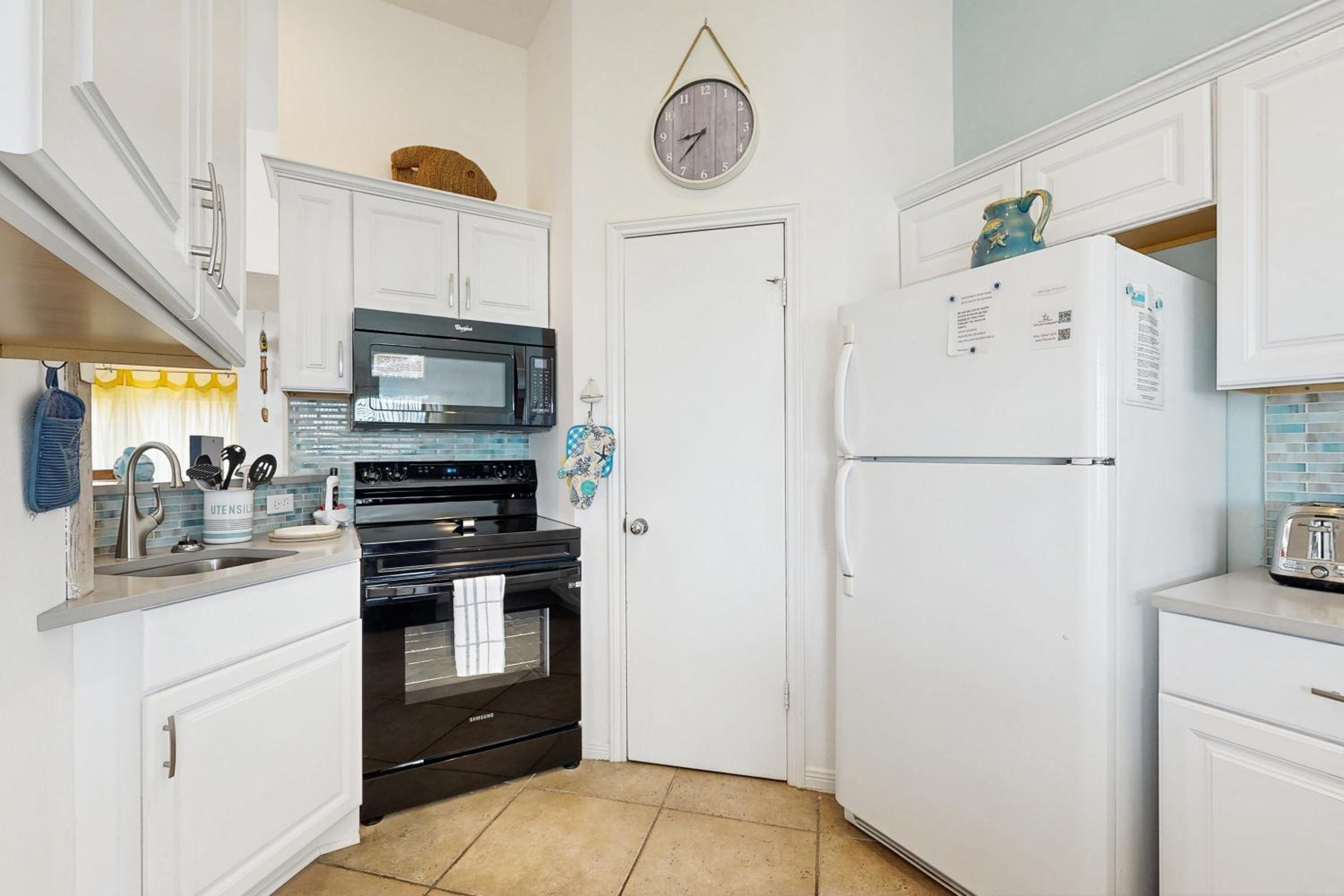 2BR Beach Townhouse with Balcony, Close to Beach