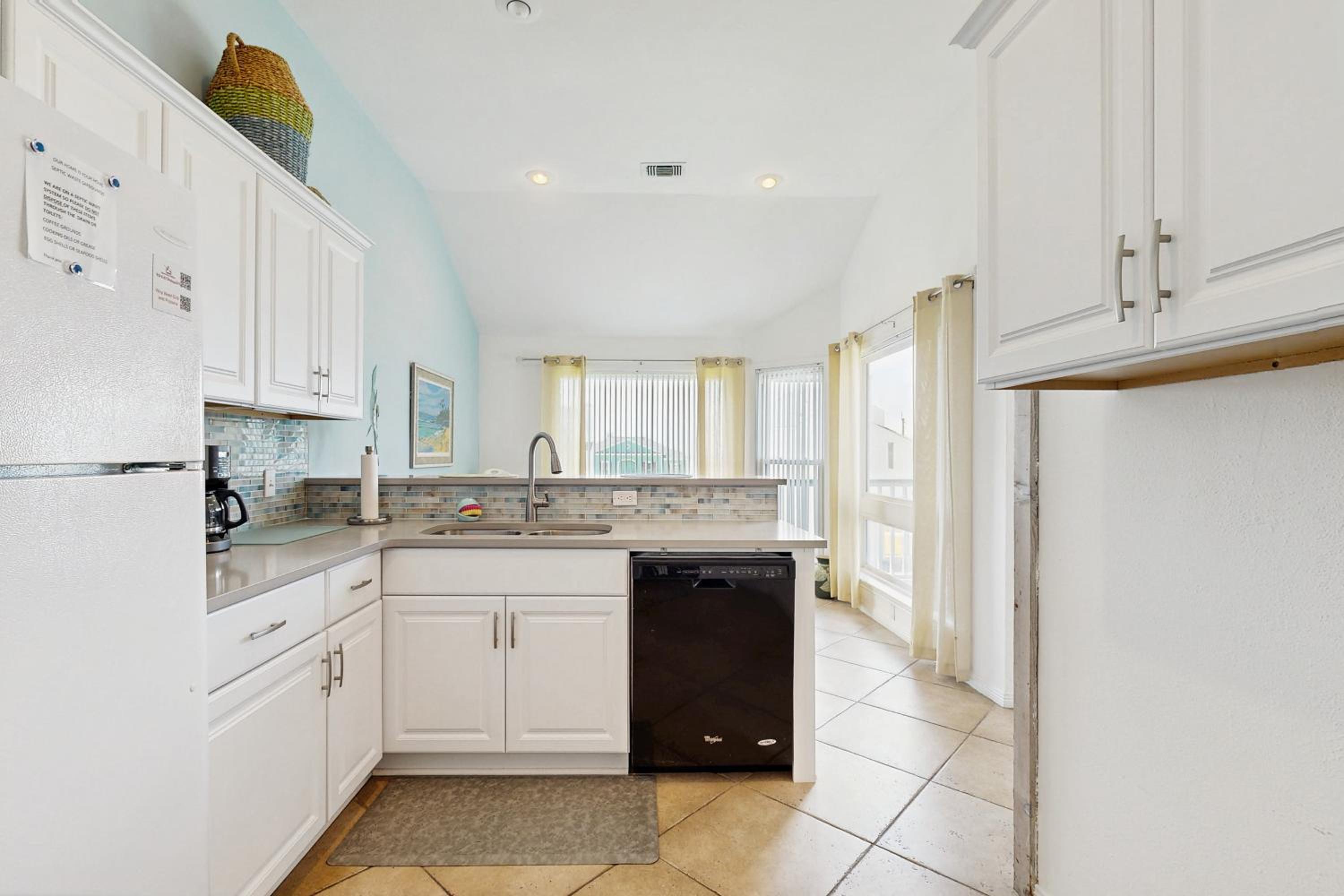 2BR Beach Townhouse with Balcony, Close to Beach