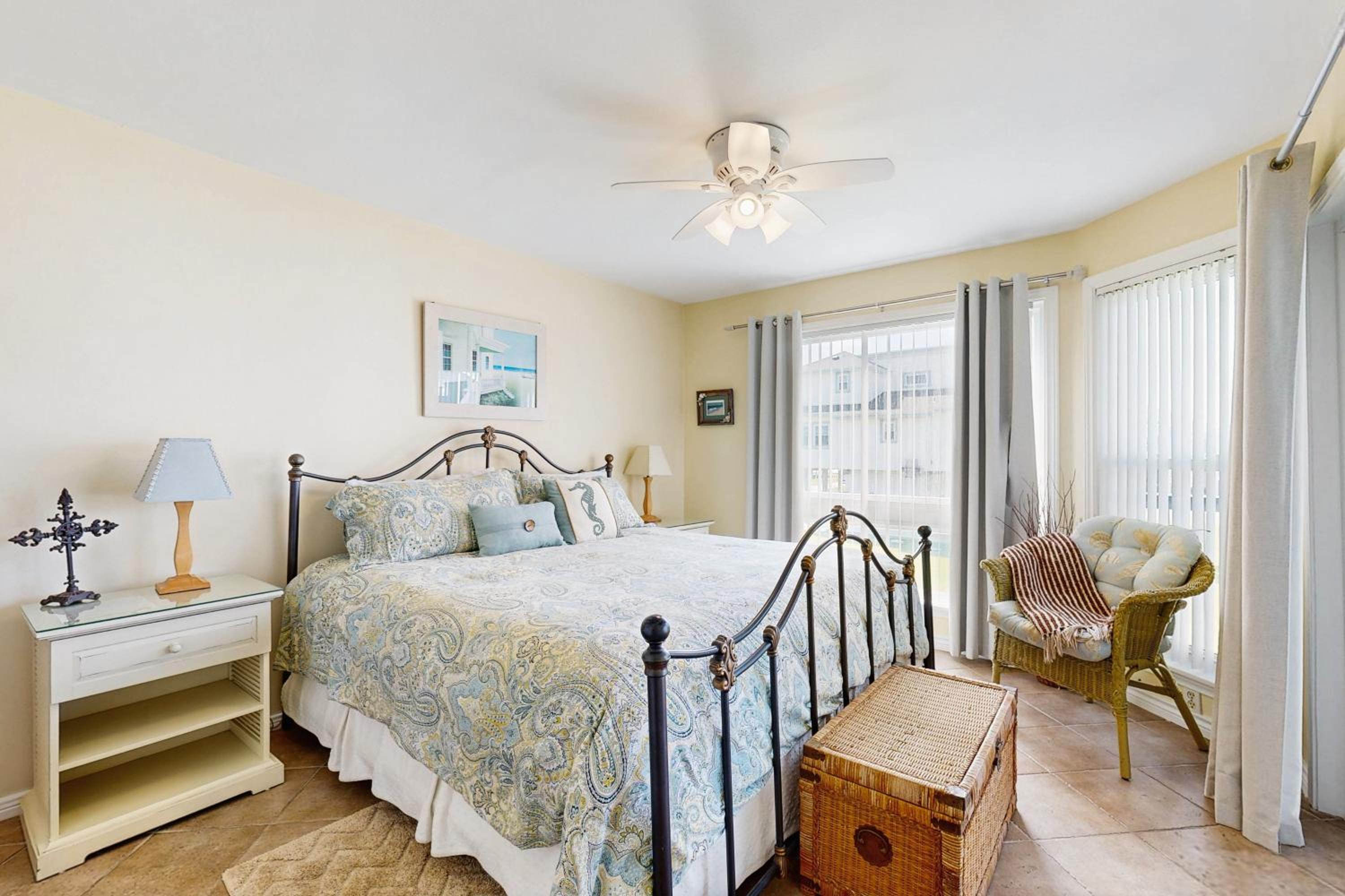 2BR Beach Townhouse with Balcony, Close to Beach