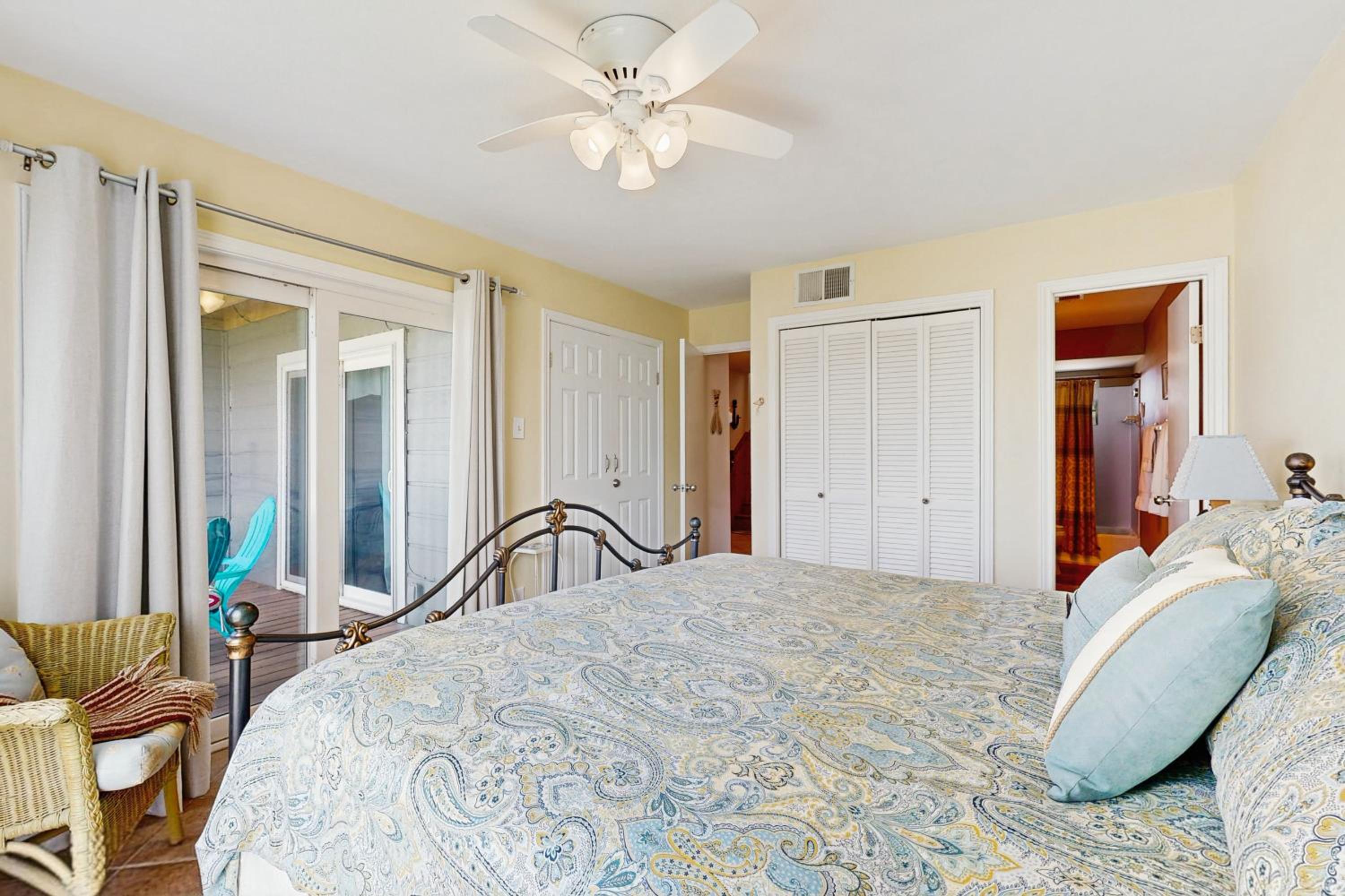 2BR Beach Townhouse with Balcony, Close to Beach