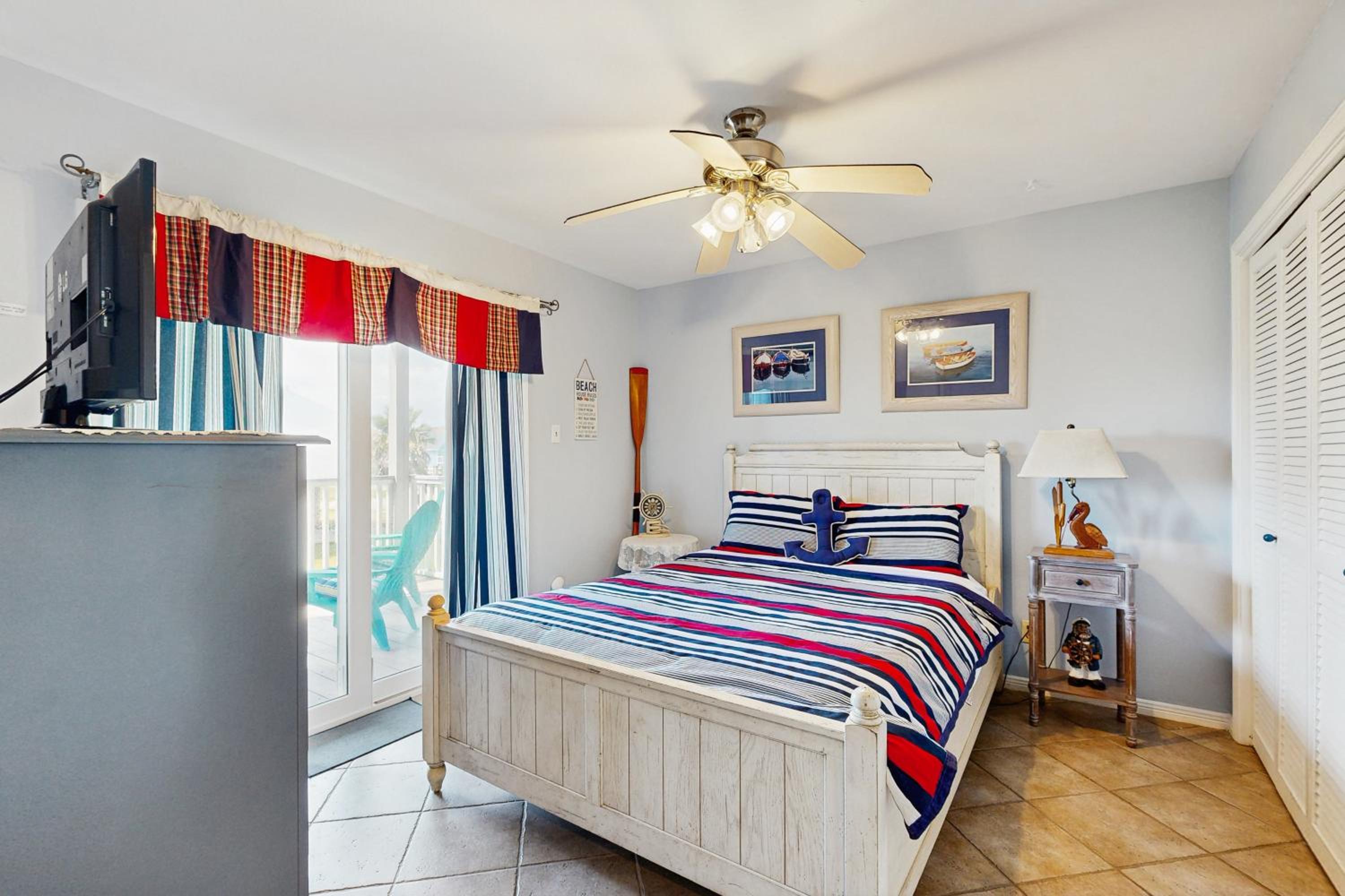 2BR Beach Townhouse with Balcony, Close to Beach