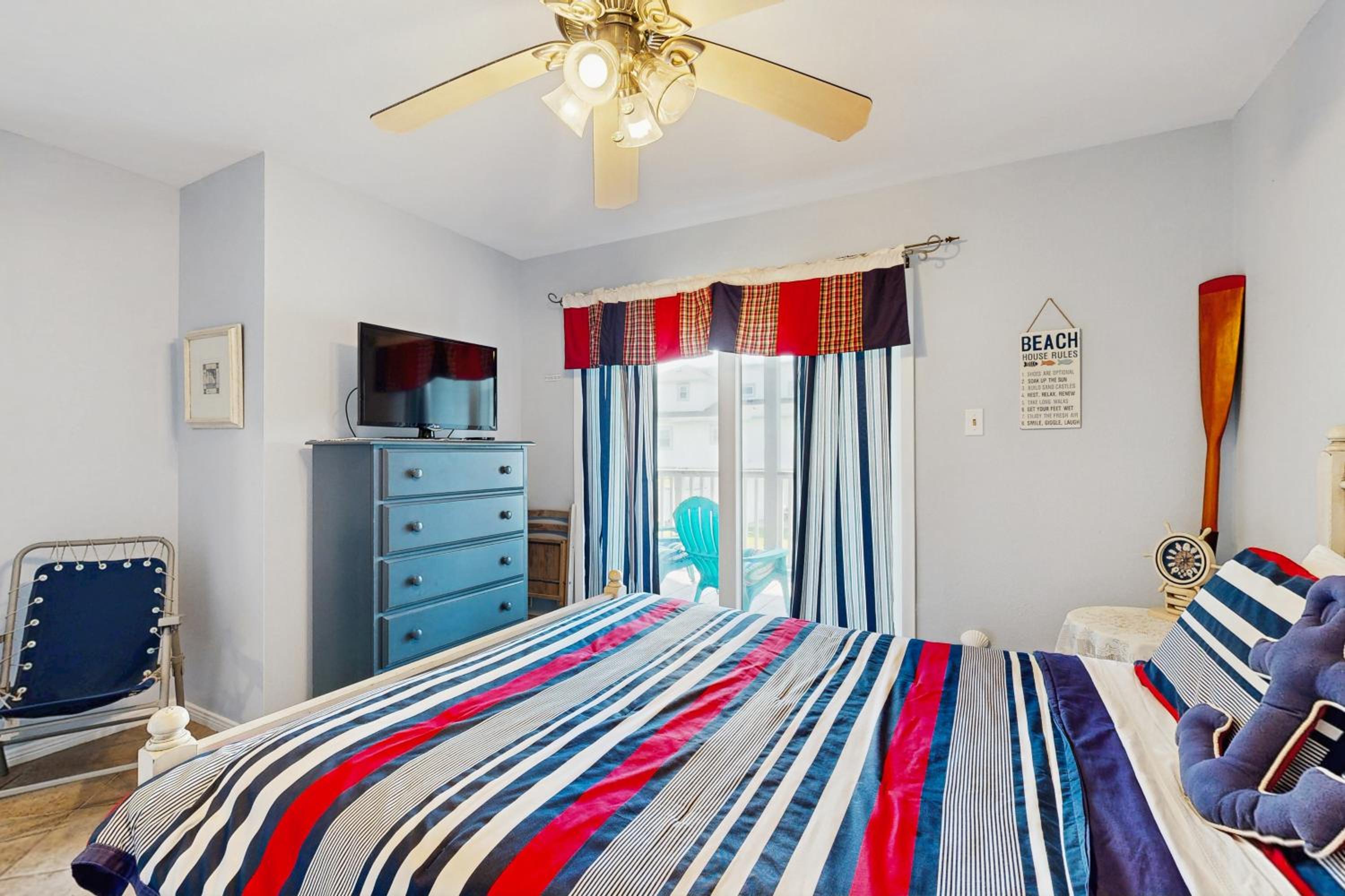 2BR Beach Townhouse with Balcony, Close to Beach