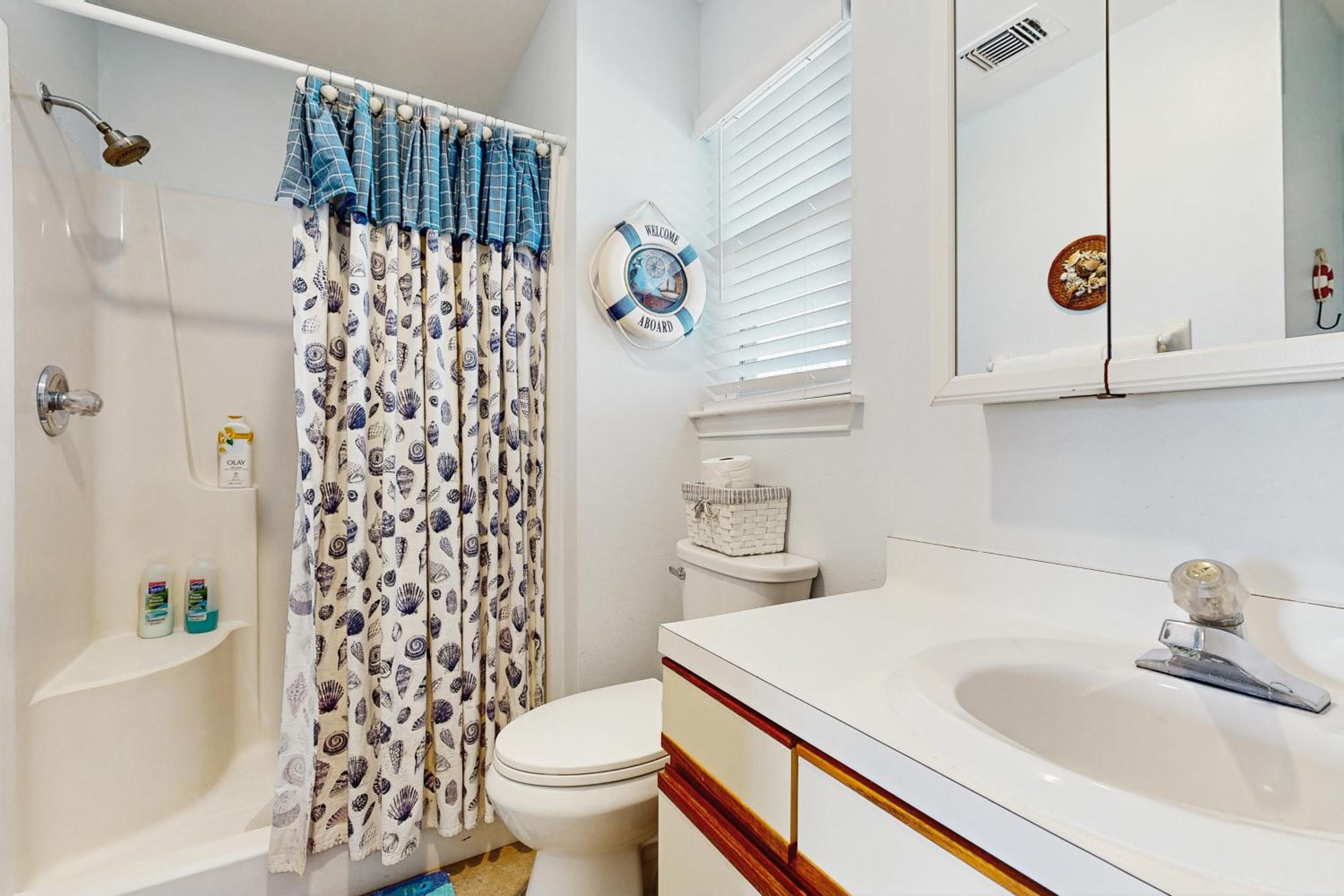 2BR Beach Townhouse with Balcony, Close to Beach