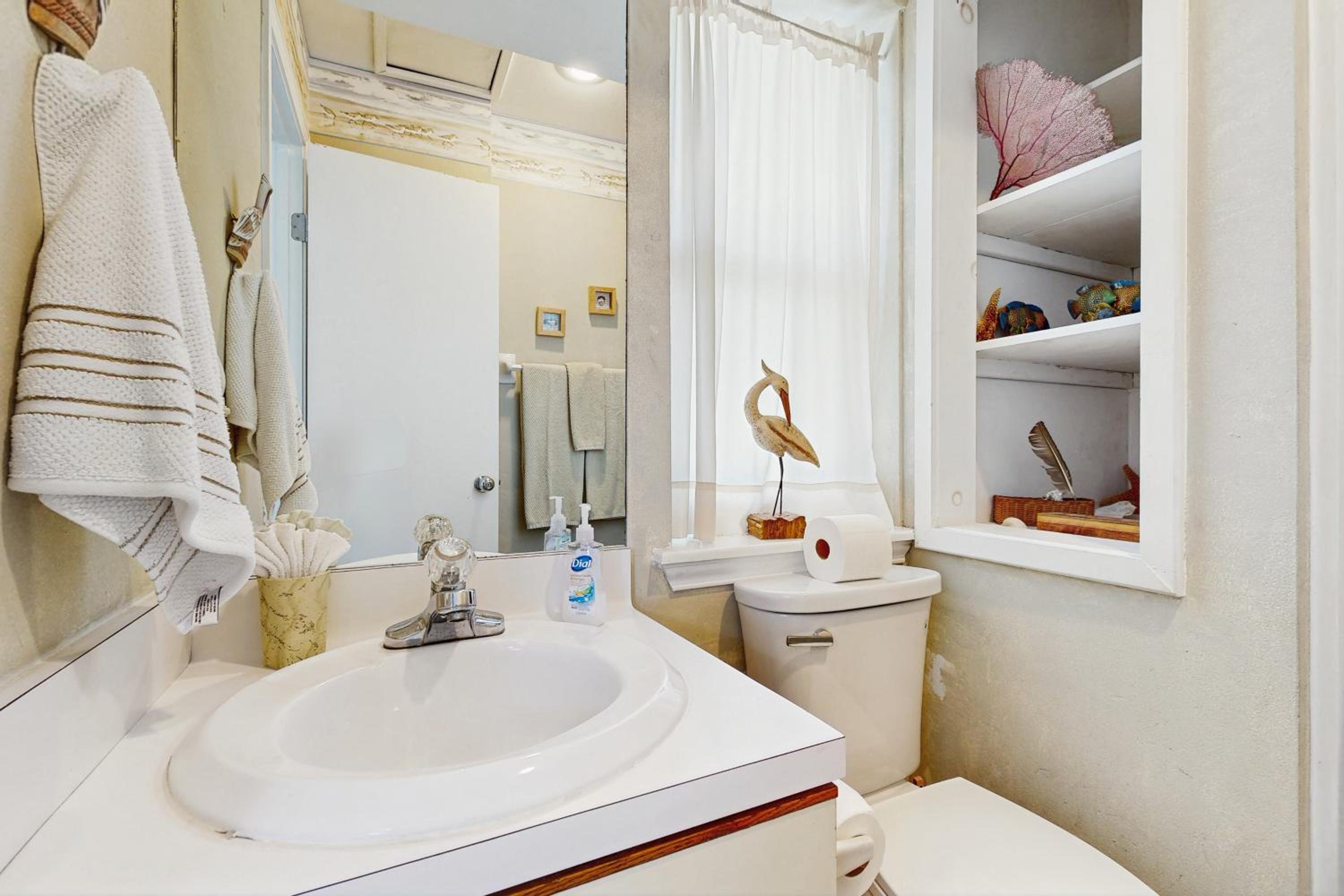 2BR Beach Townhouse with Balcony, Close to Beach
