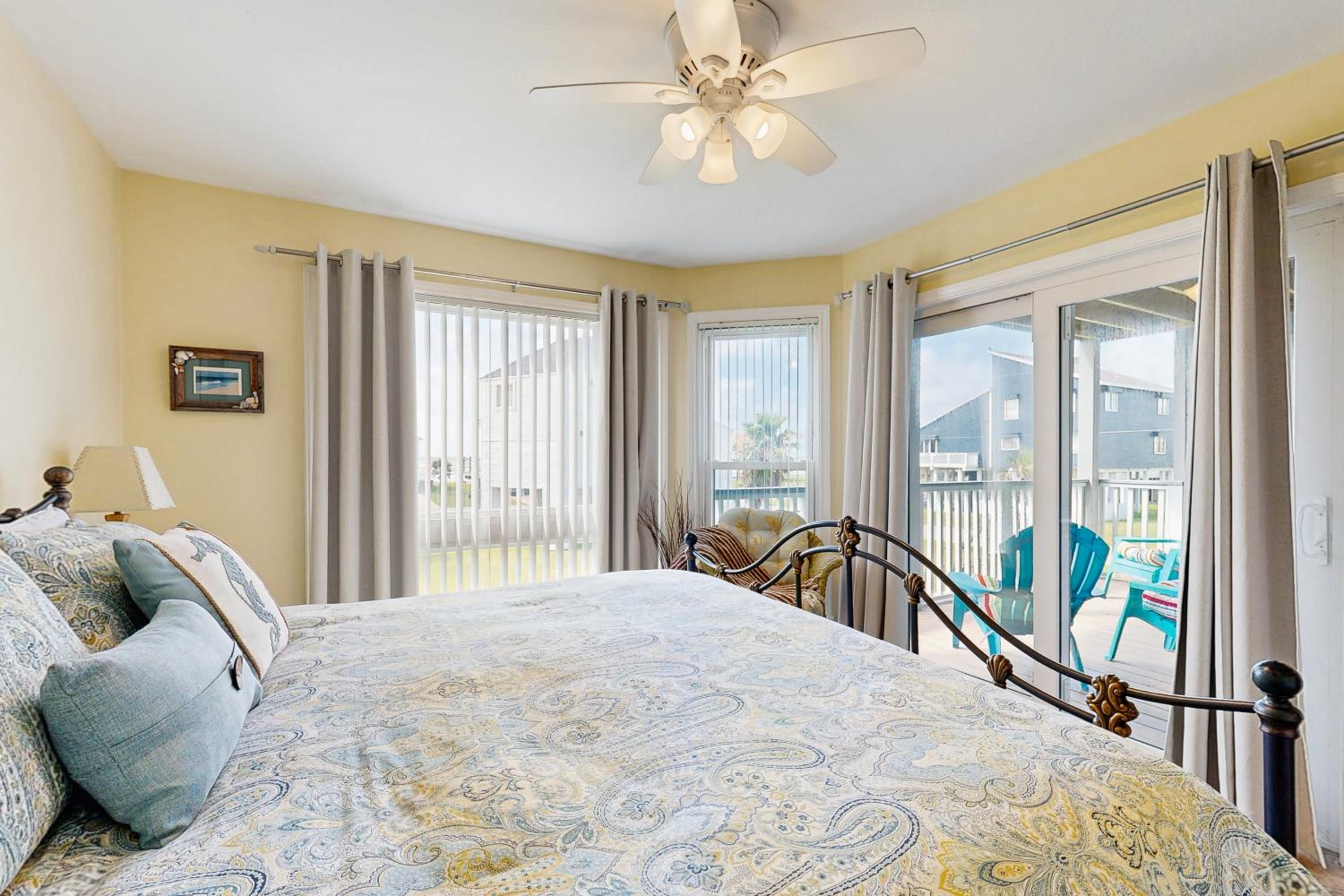 2BR Beach Townhouse with Balcony, Close to Beach