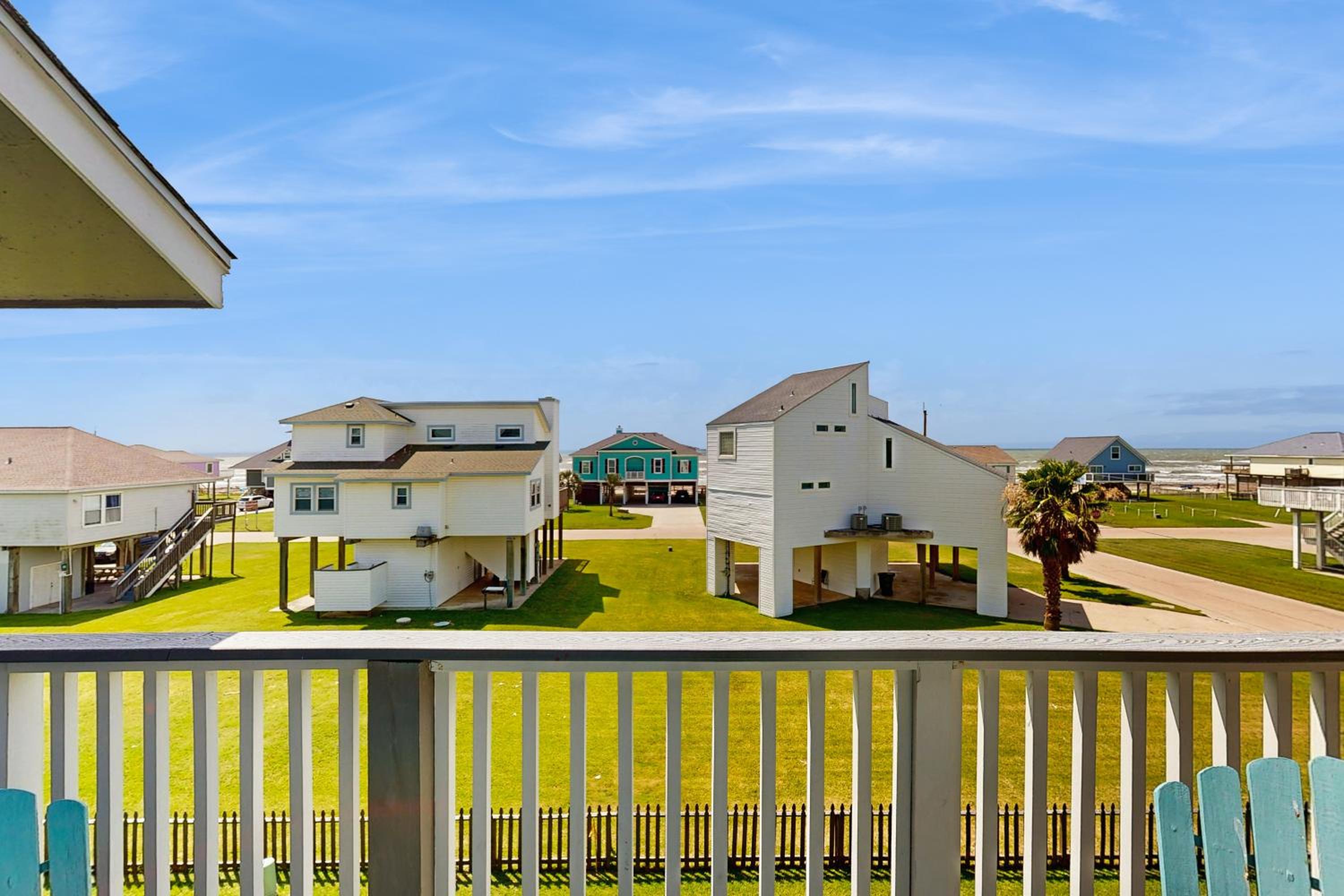 2BR Beach Townhouse with Balcony, Close to Beach