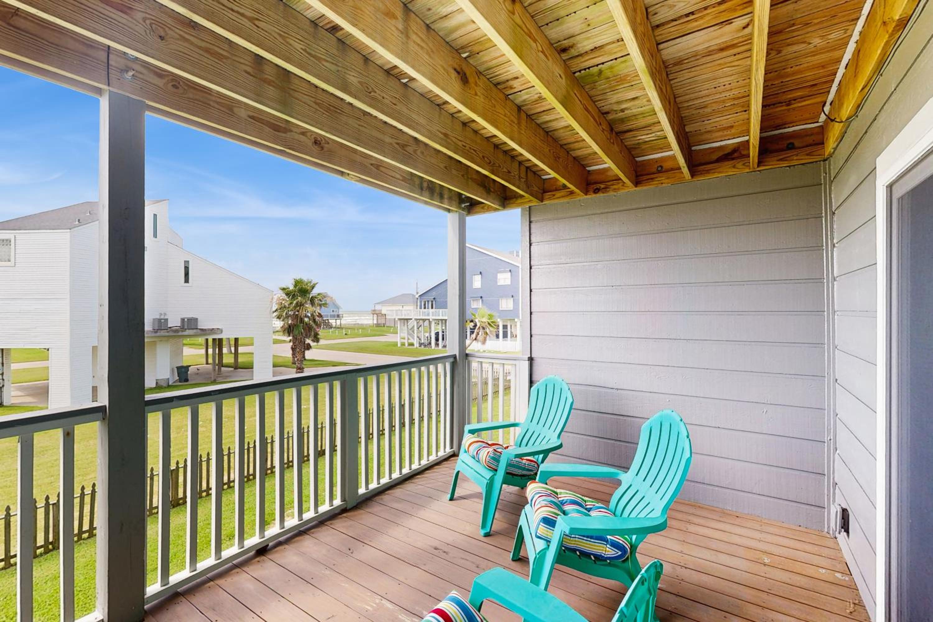 2BR Beach Townhouse with Balcony, Close to Beach
