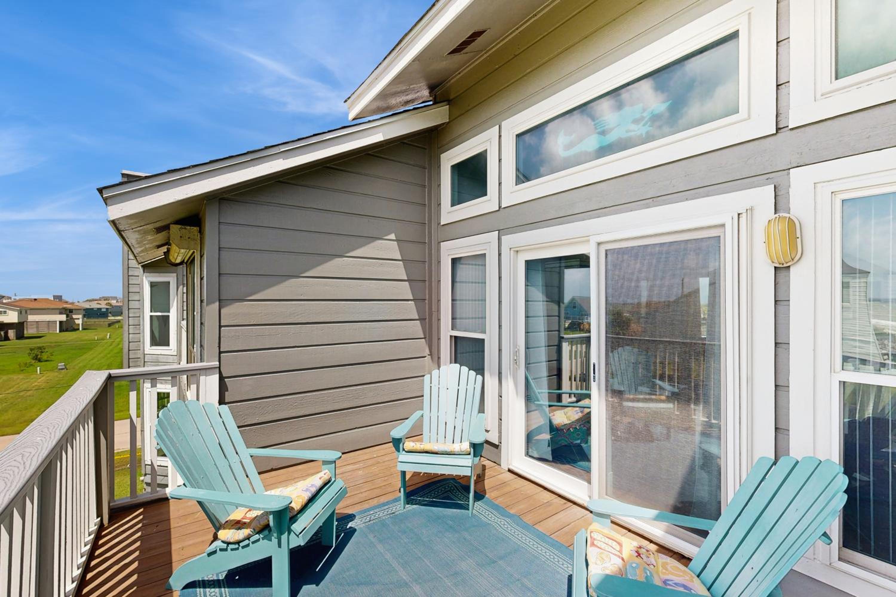 2BR Beach Townhouse with Balcony, Close to Beach