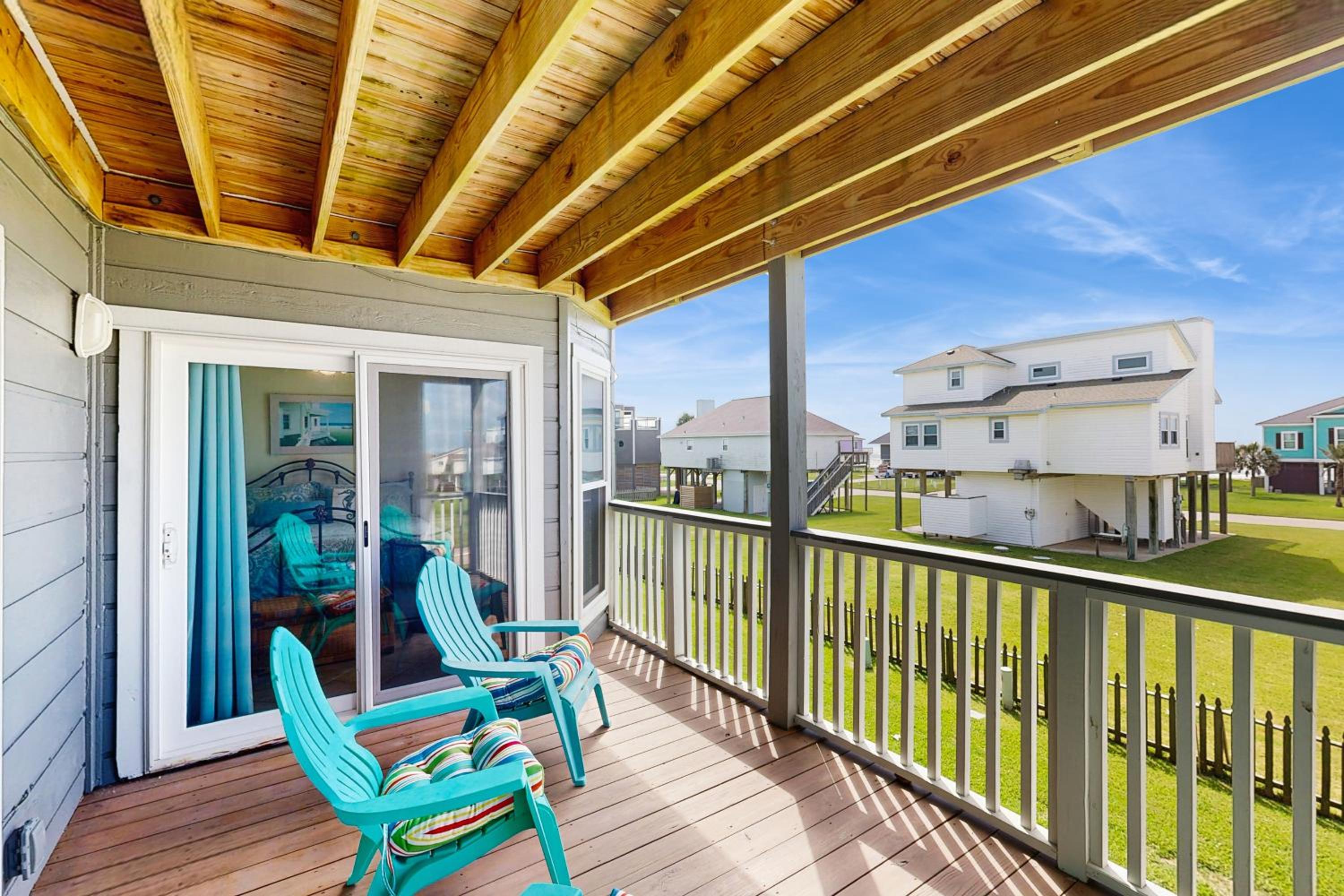 2BR Beach Townhouse with Balcony, Close to Beach