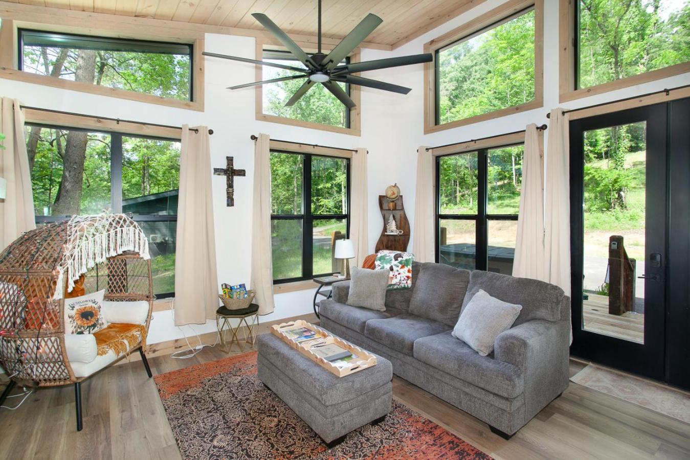 Smoky Mountain Dove | Hot Tub, Firepit, Fireplace
