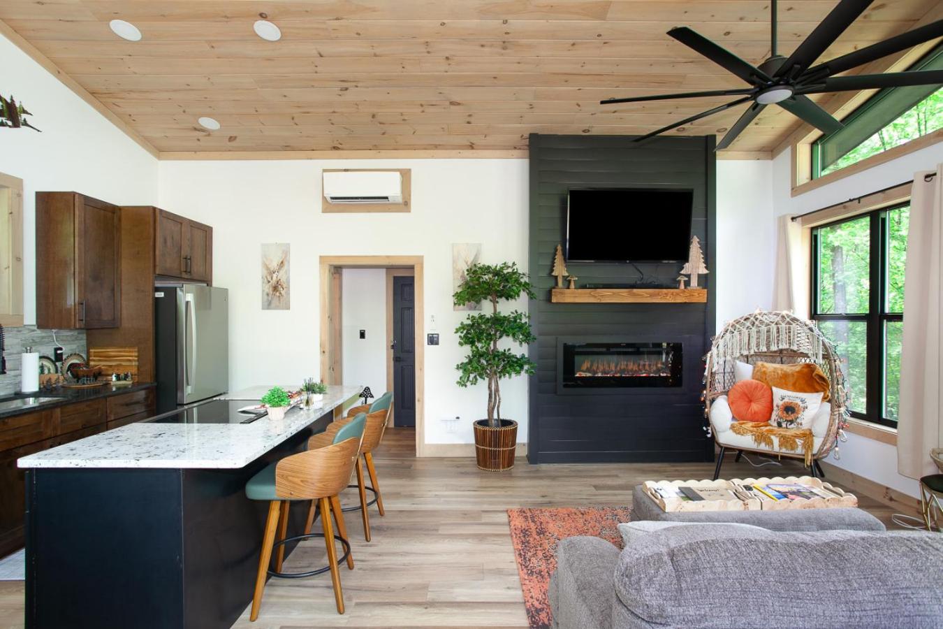 Smoky Mountain Dove | Hot Tub, Firepit, Fireplace
