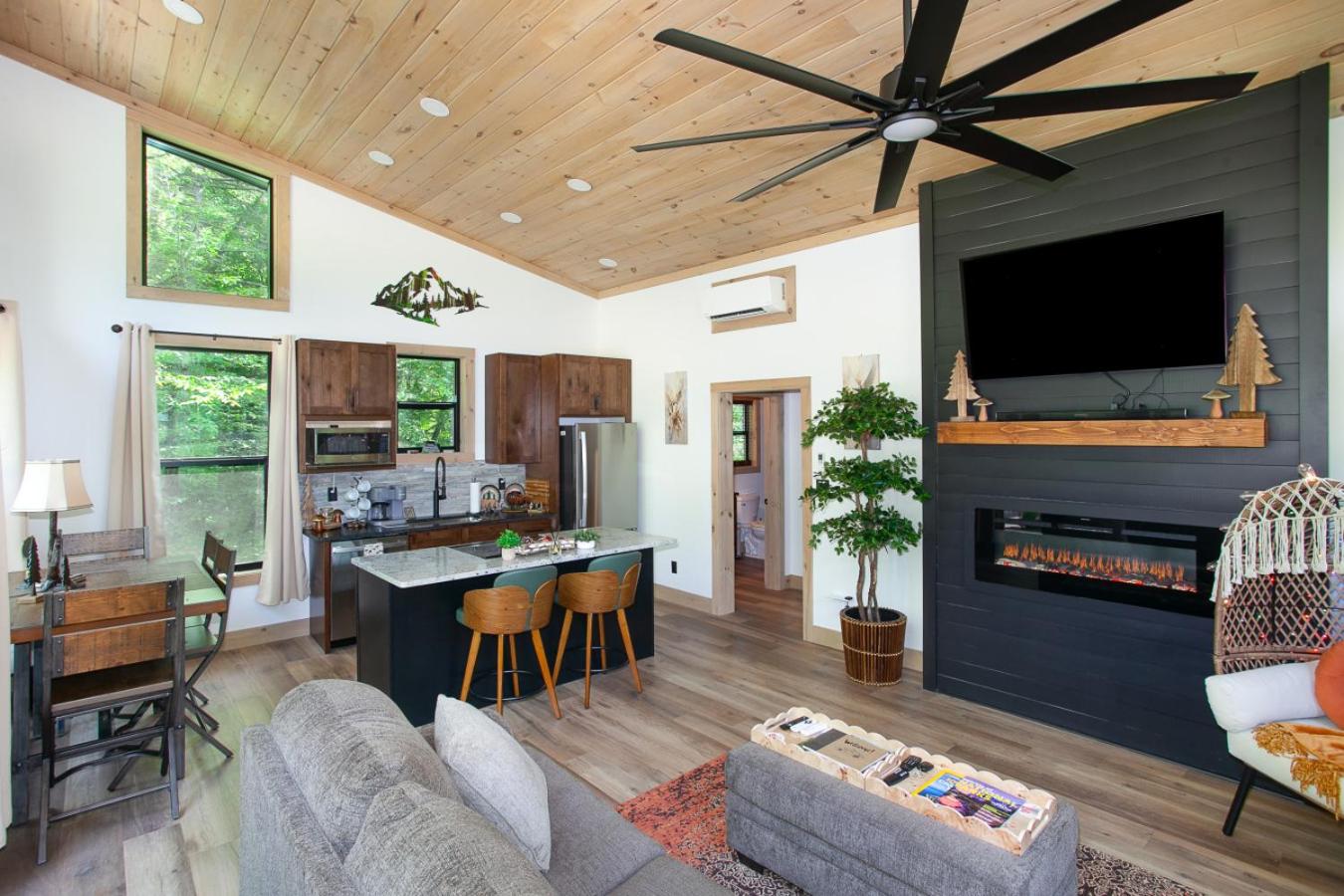 Smoky Mountain Dove | Hot Tub, Firepit, Fireplace