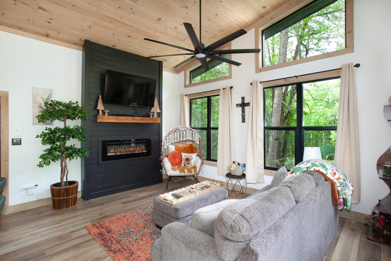 Smoky Mountain Dove | Hot Tub, Firepit, Fireplace
