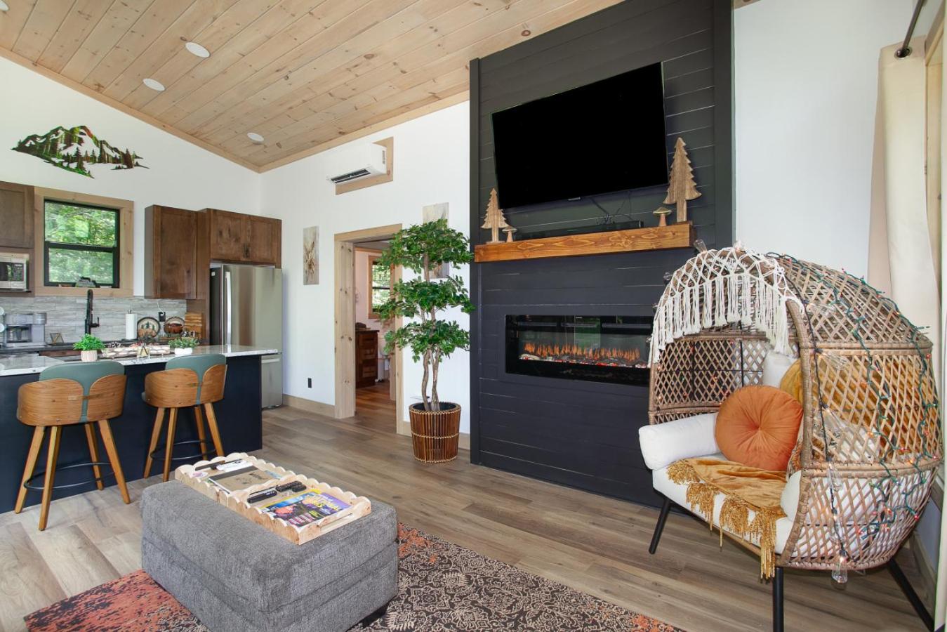Smoky Mountain Dove | Hot Tub, Firepit, Fireplace