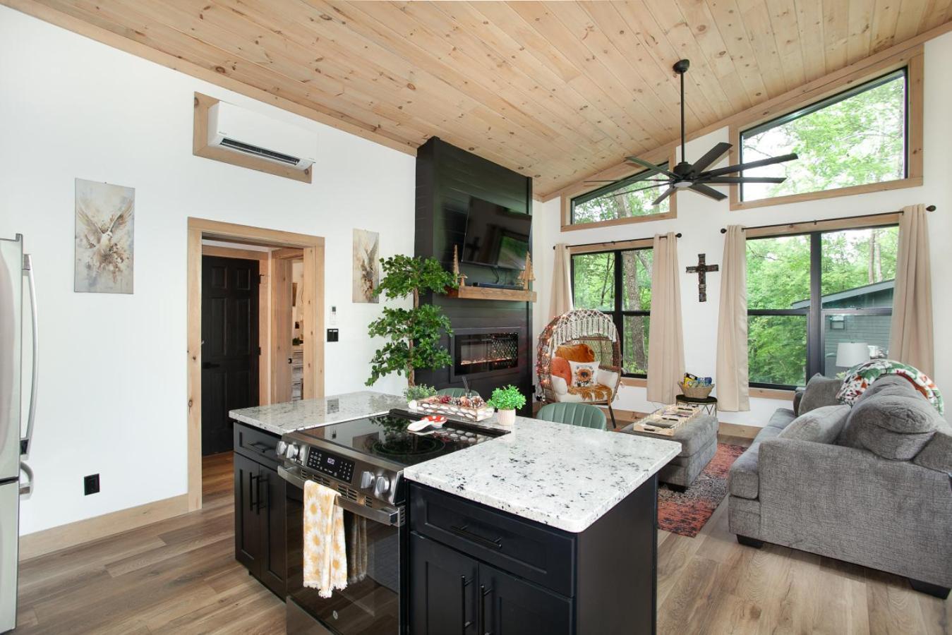 Smoky Mountain Dove | Hot Tub, Firepit, Fireplace