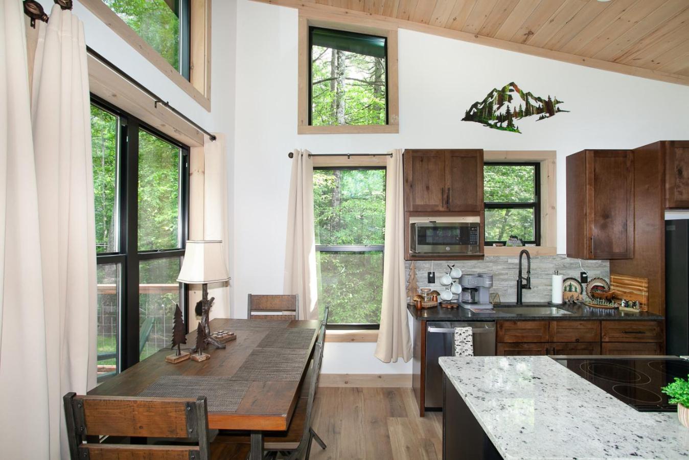 Smoky Mountain Dove | Hot Tub, Firepit, Fireplace