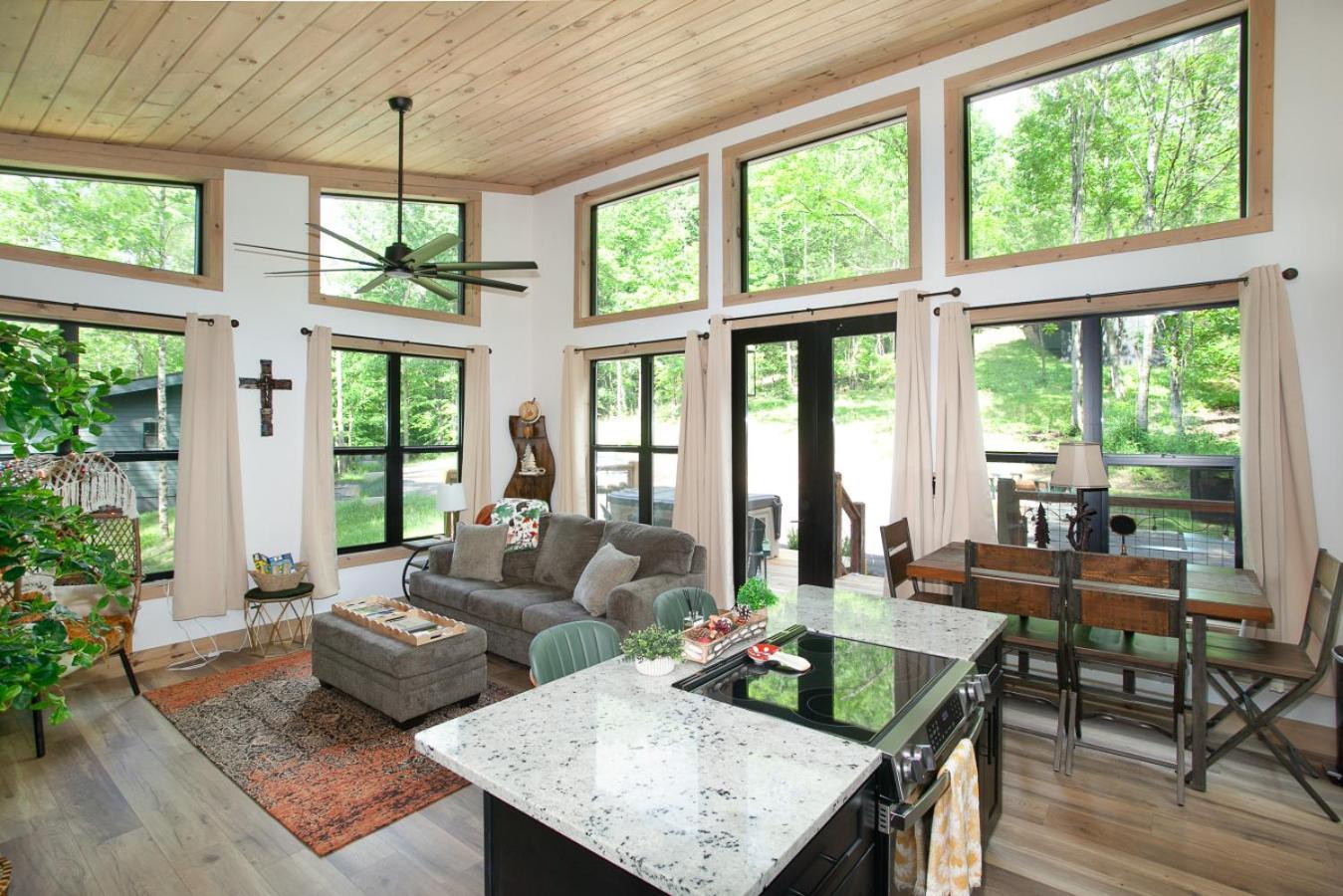 Smoky Mountain Dove | Hot Tub, Firepit, Fireplace