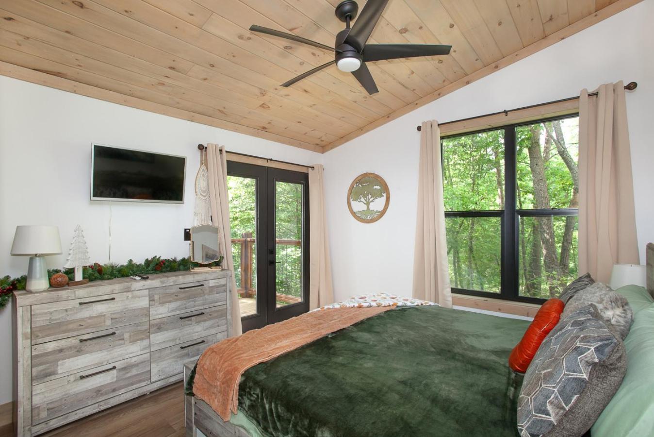 Smoky Mountain Dove | Hot Tub, Firepit, Fireplace